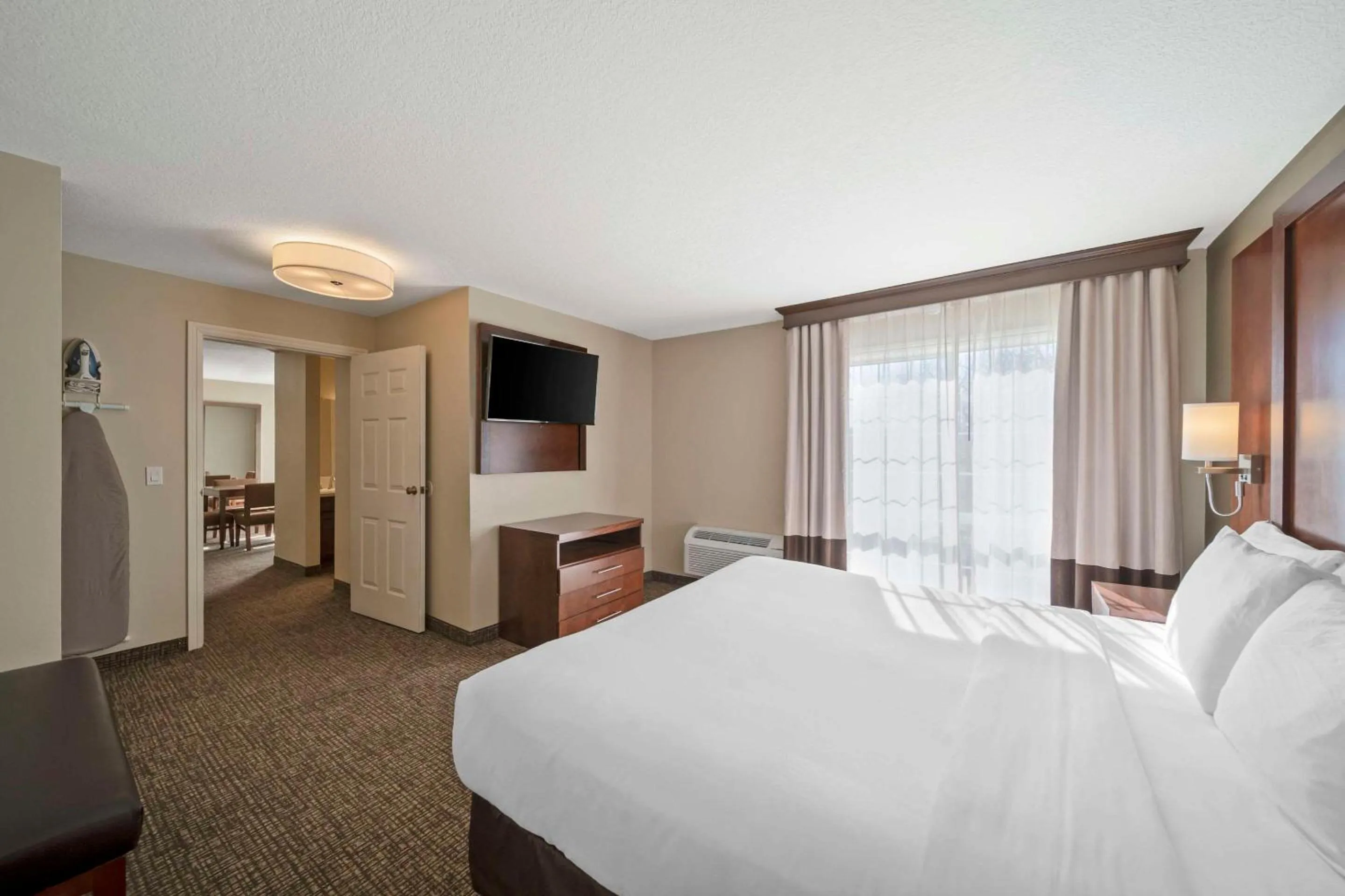 Bedroom, Bed in Comfort Suites Red Bluff near I-5