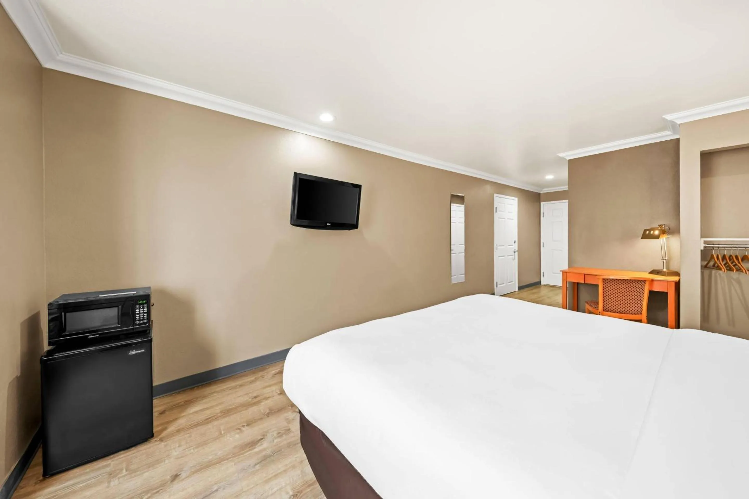 Bedroom, Bed in Comfort Inn & Suites Salinas City Center Area