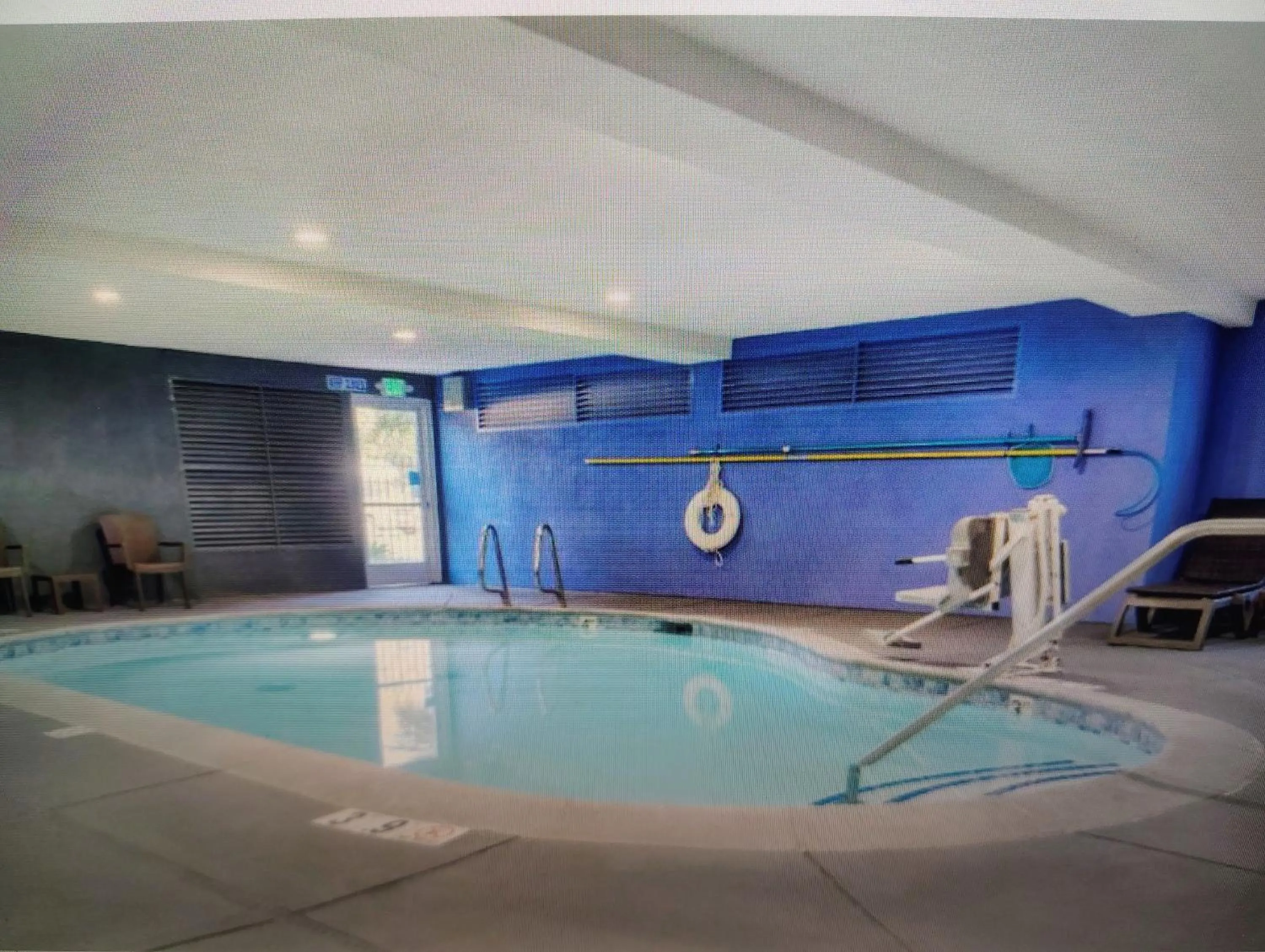 Swimming pool in Comfort Suites Marysville-Yuba City