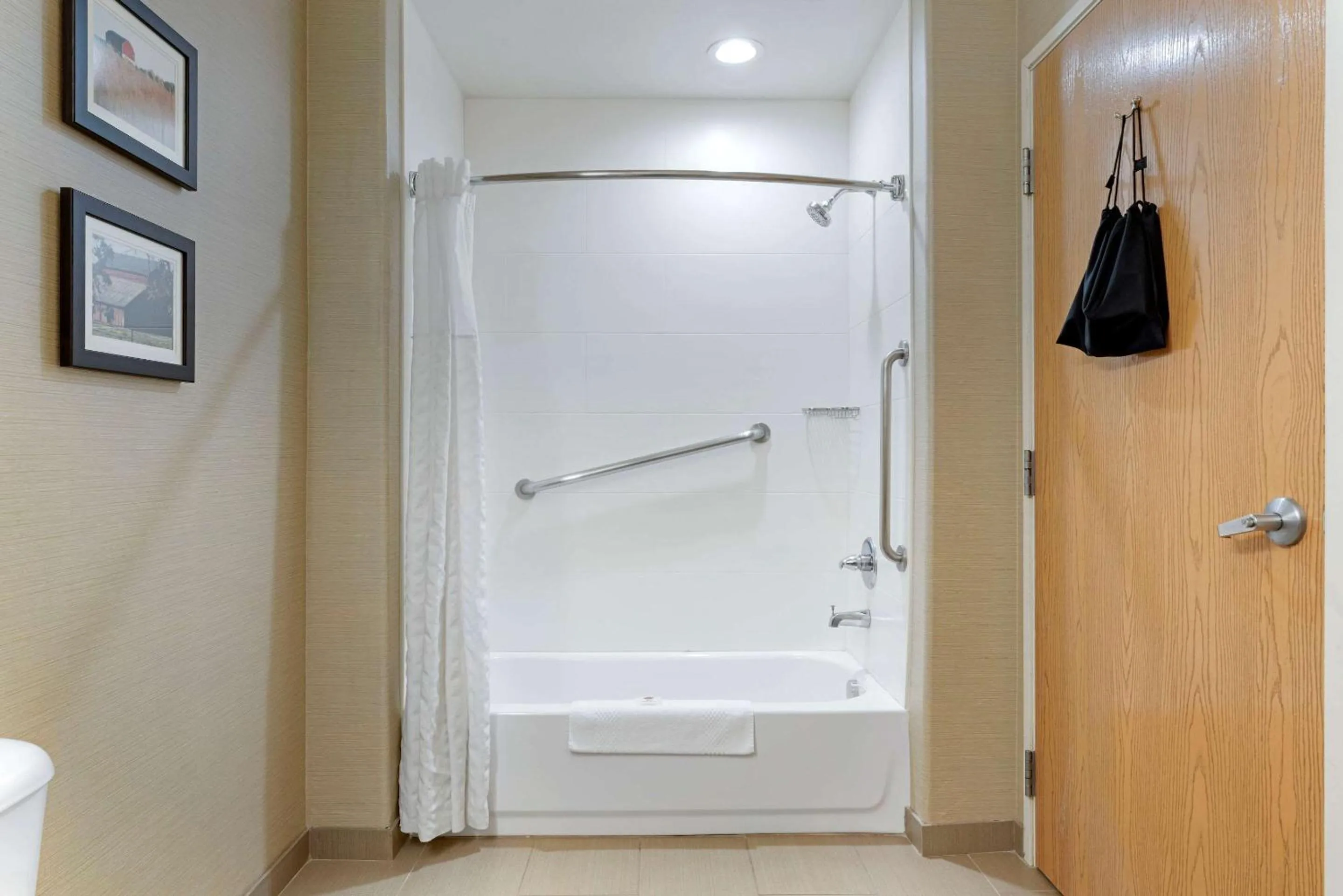 Photo of the whole room in Comfort Suites Marysville-Yuba City