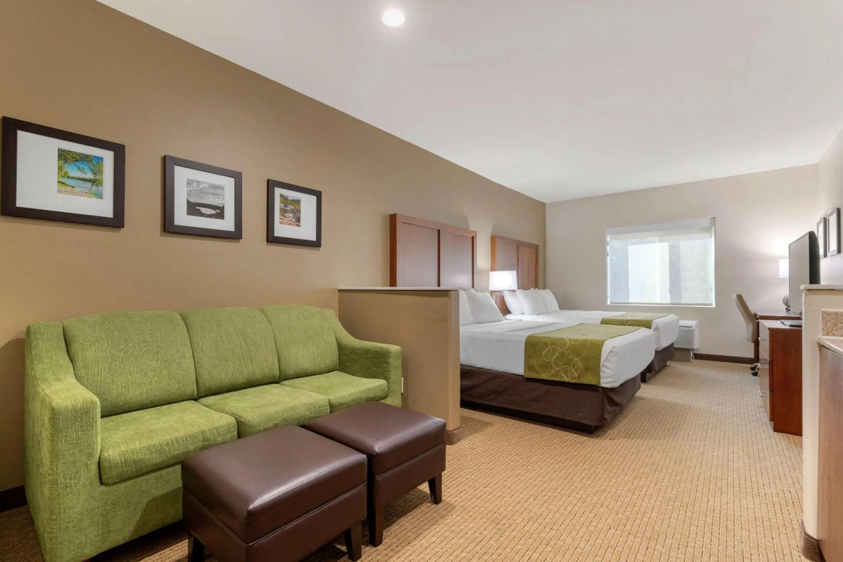 Photo of the whole room, Bed in Comfort Suites Marysville-Yuba City
