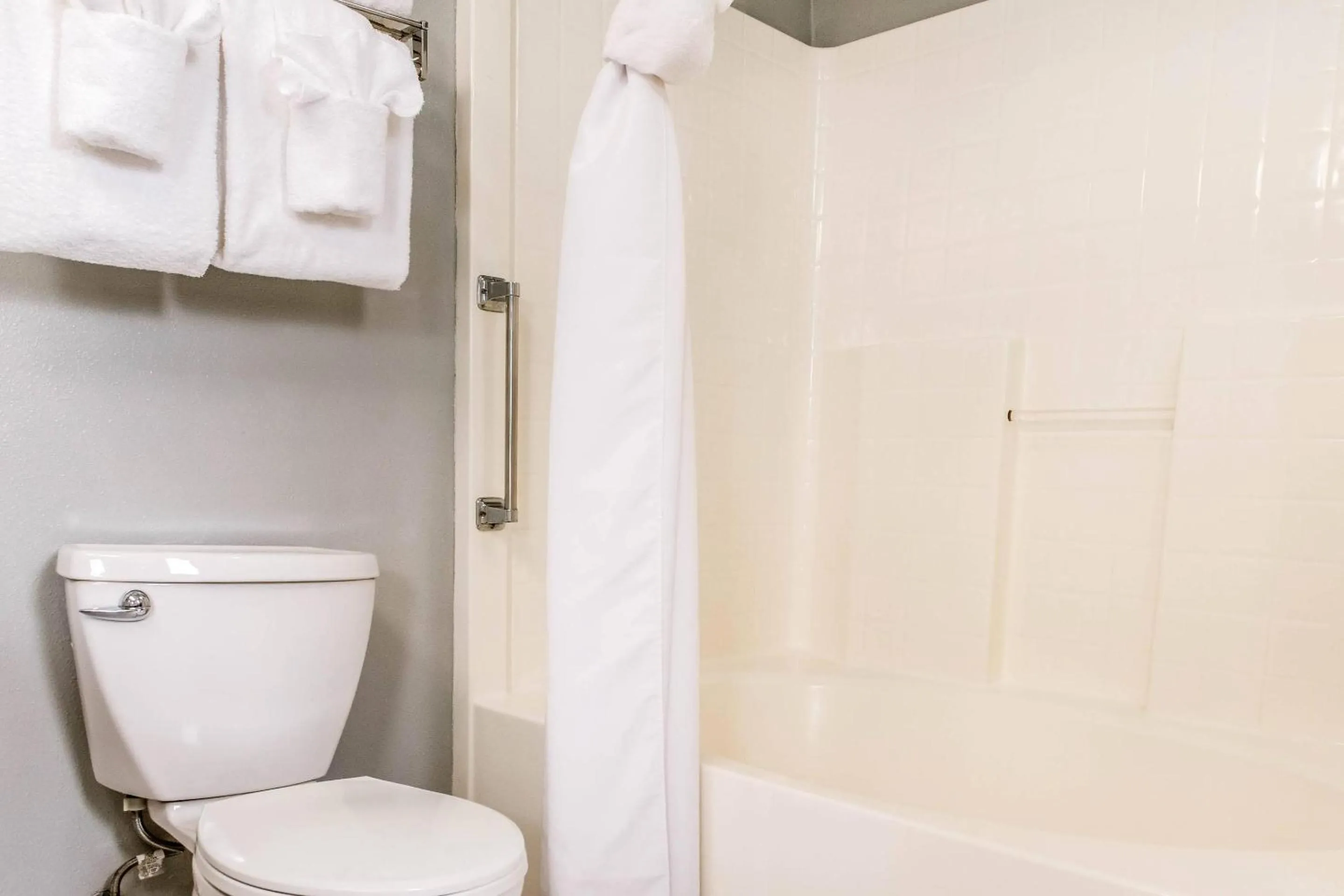 Bedroom in Clarion Hotel By Humboldt Bay