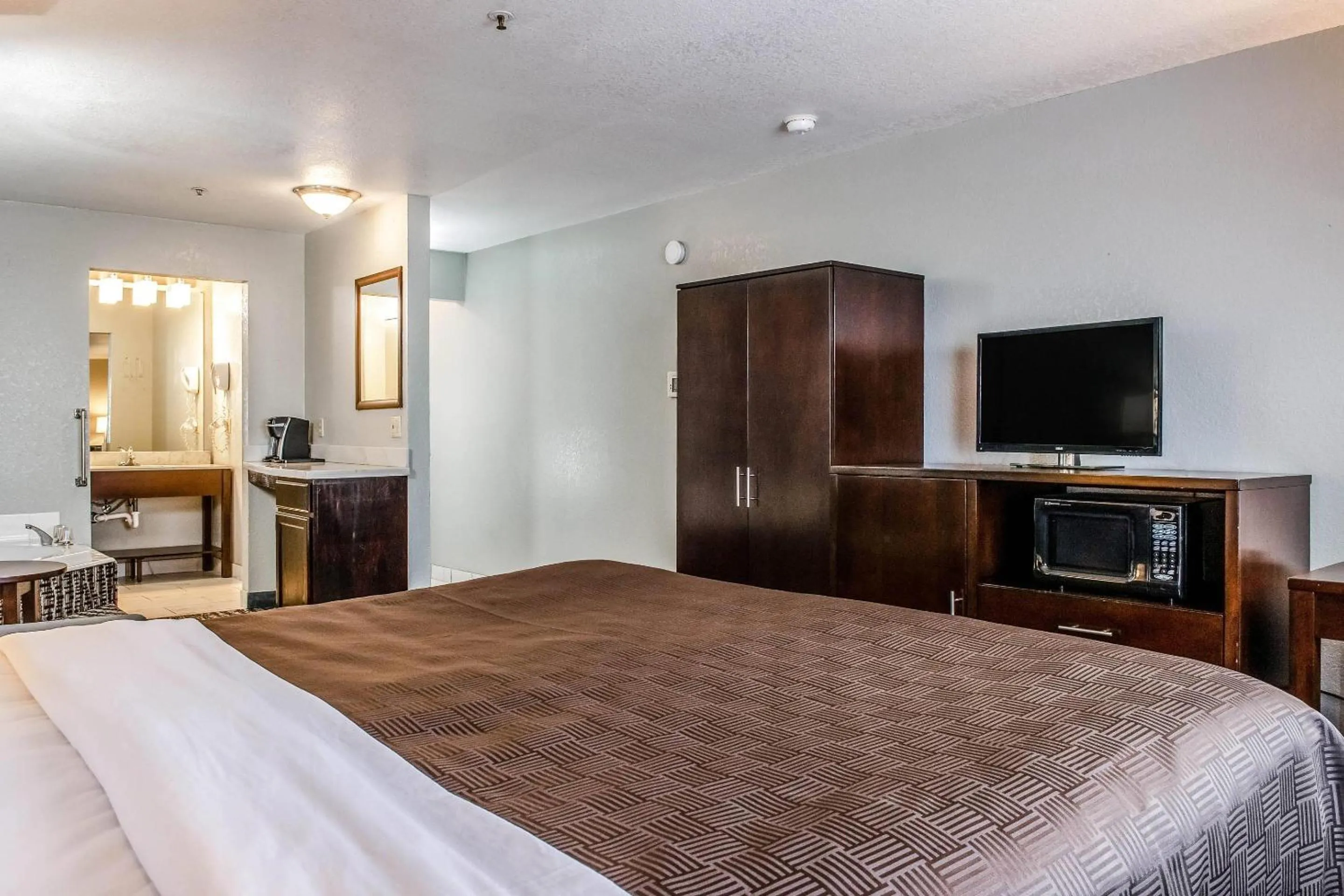 Bedroom, Bed in Clarion Hotel By Humboldt Bay