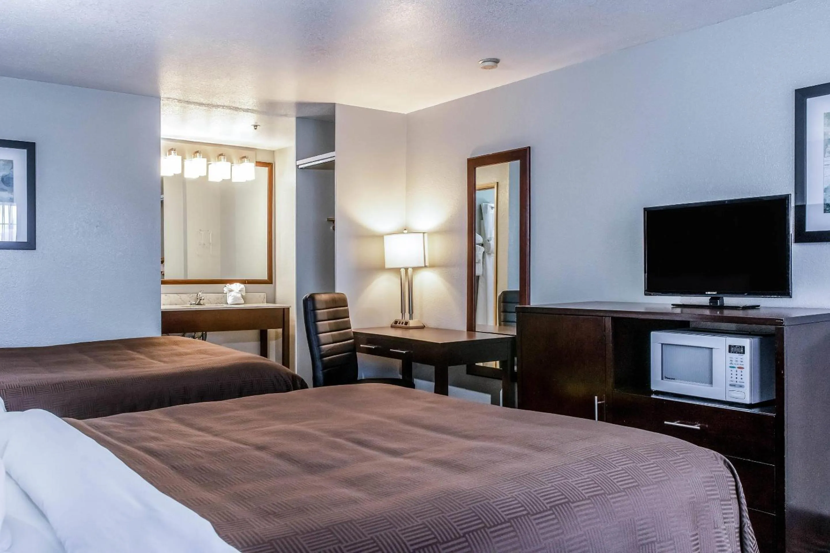 Bedroom, Bed in Clarion Hotel By Humboldt Bay