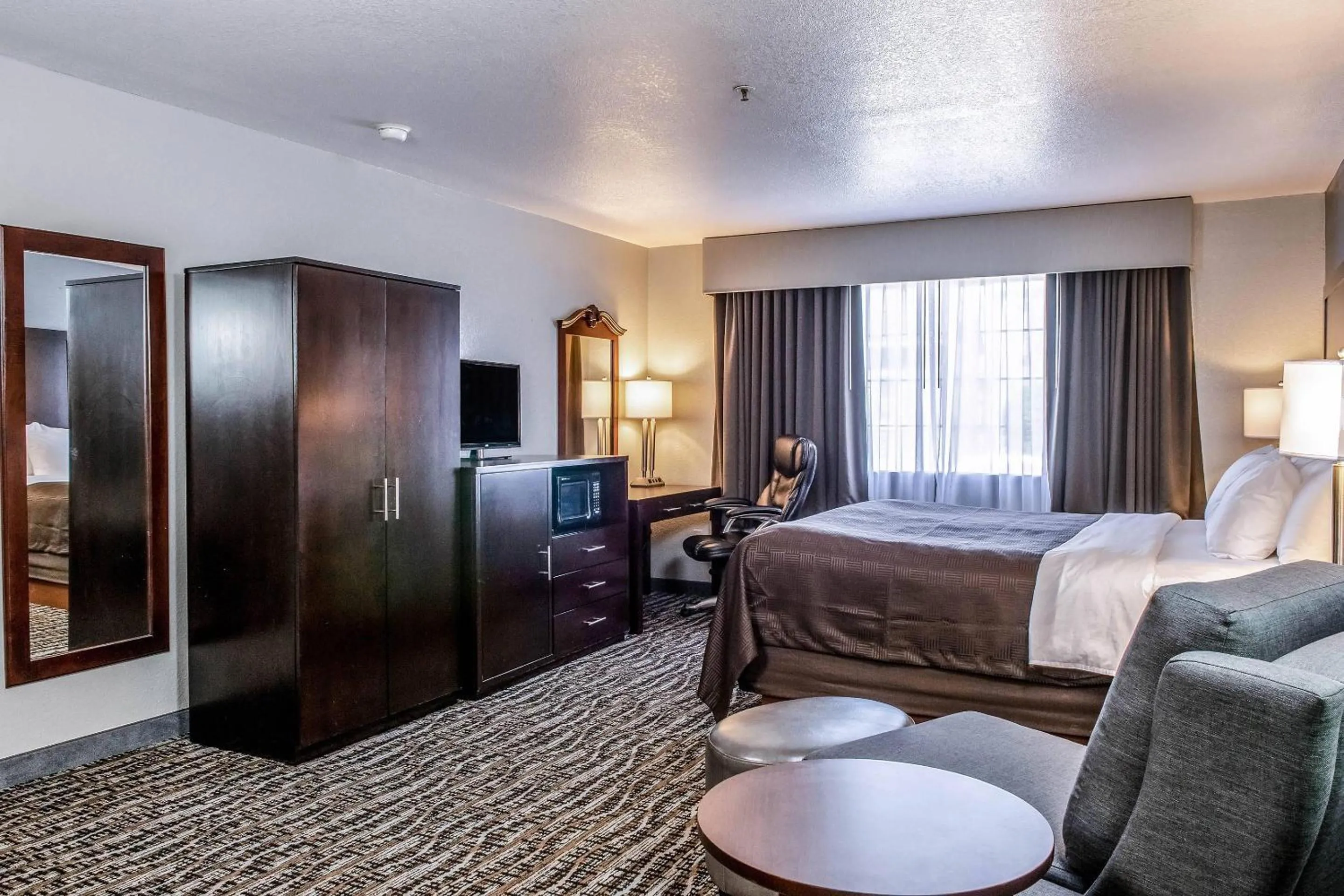 Bedroom, Bed in Clarion Hotel By Humboldt Bay