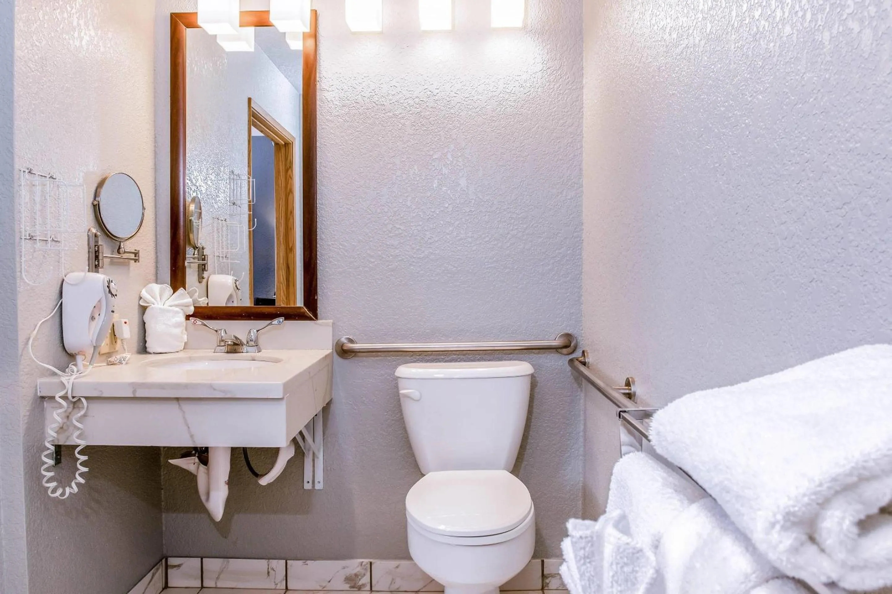 Bedroom in Clarion Hotel By Humboldt Bay