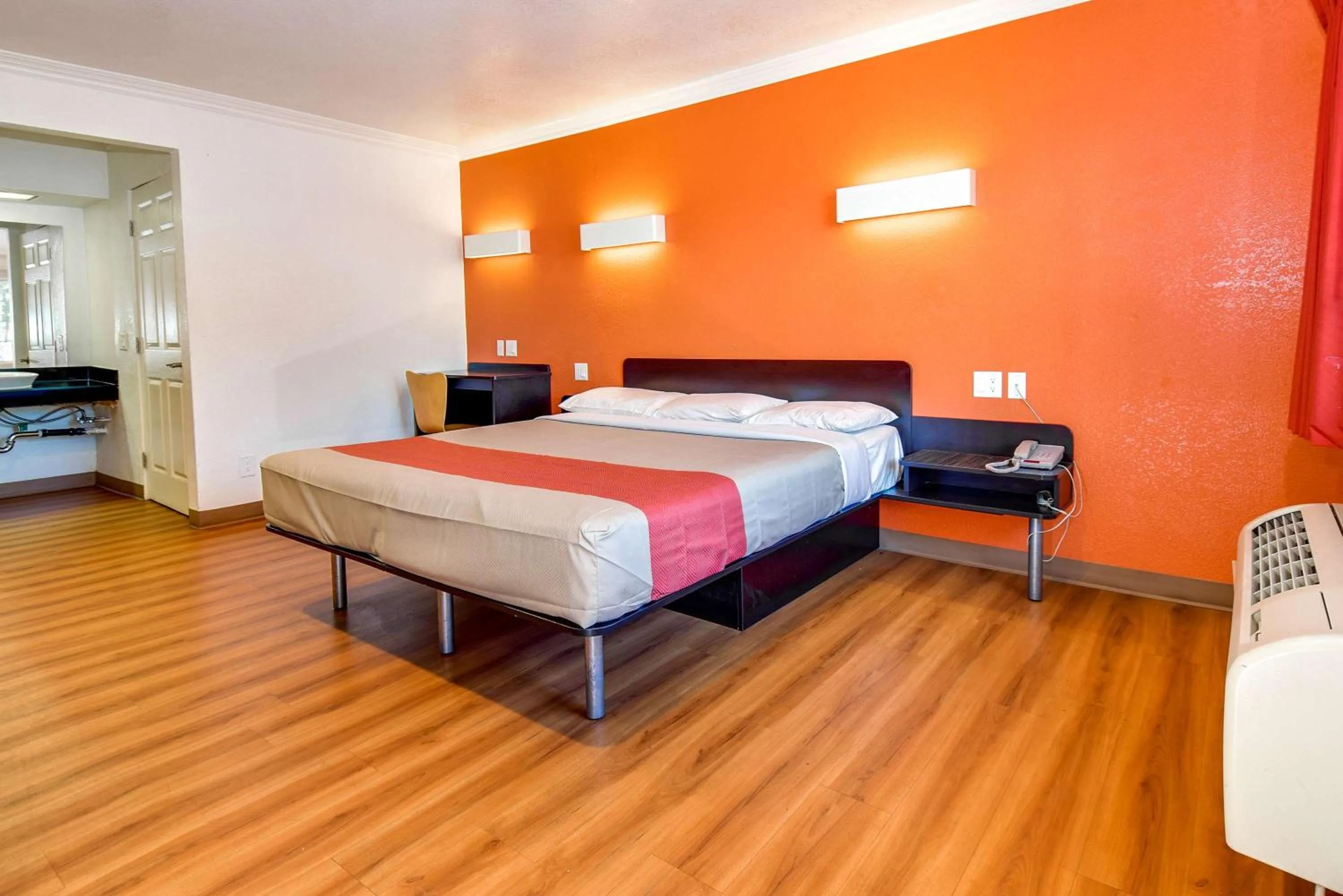 Photo of the whole room, Bed in Motel 6 Garden Grove