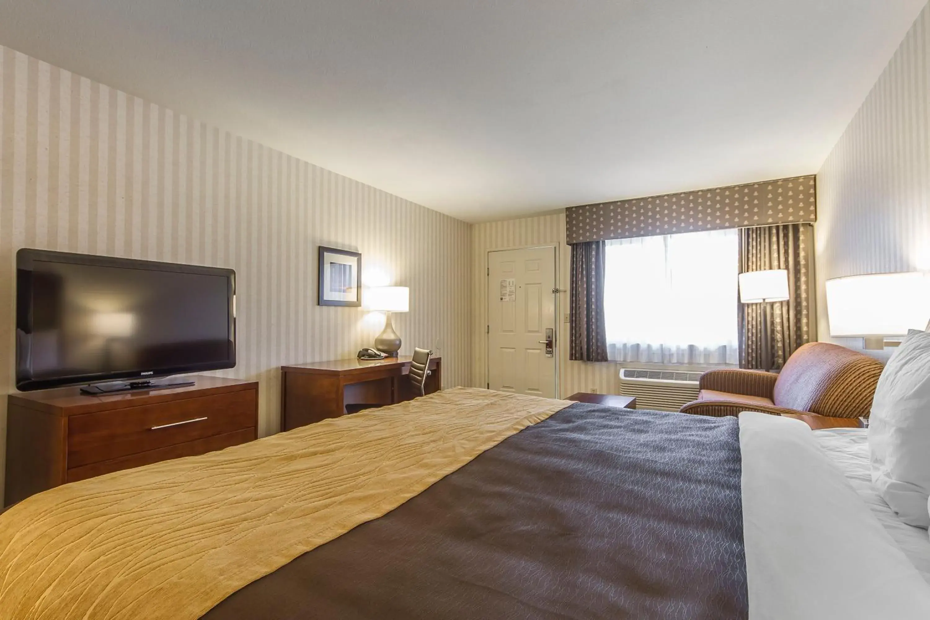 Standard King Room in Quality Inn Half Moon Bay-Miramar Beach Standard King Room in Quality Inn Half Moon Bay-Miramar Beach