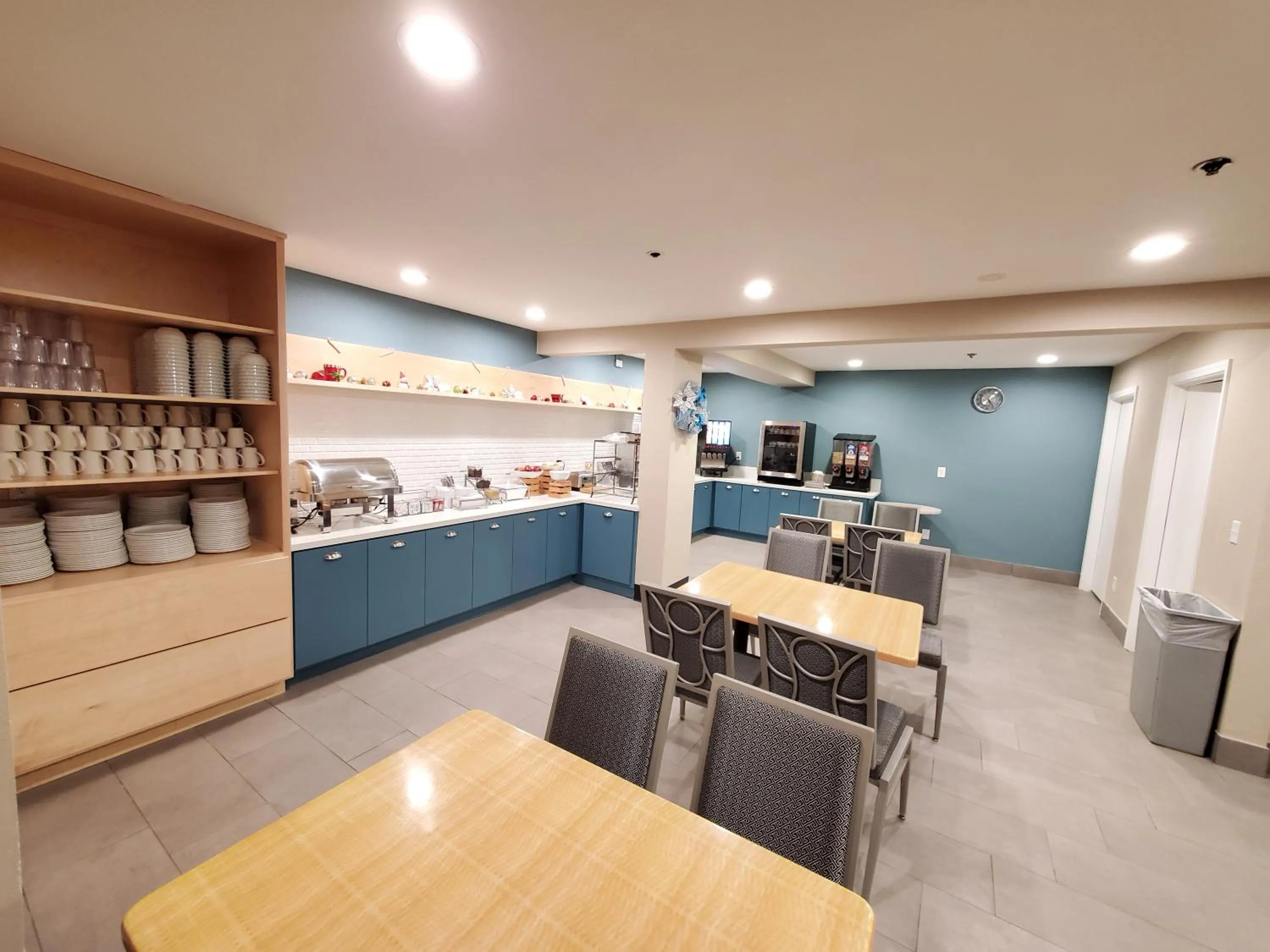 Dining area in Country Inn & Suites by Radisson, Monterey Beachfront-Marina, CA