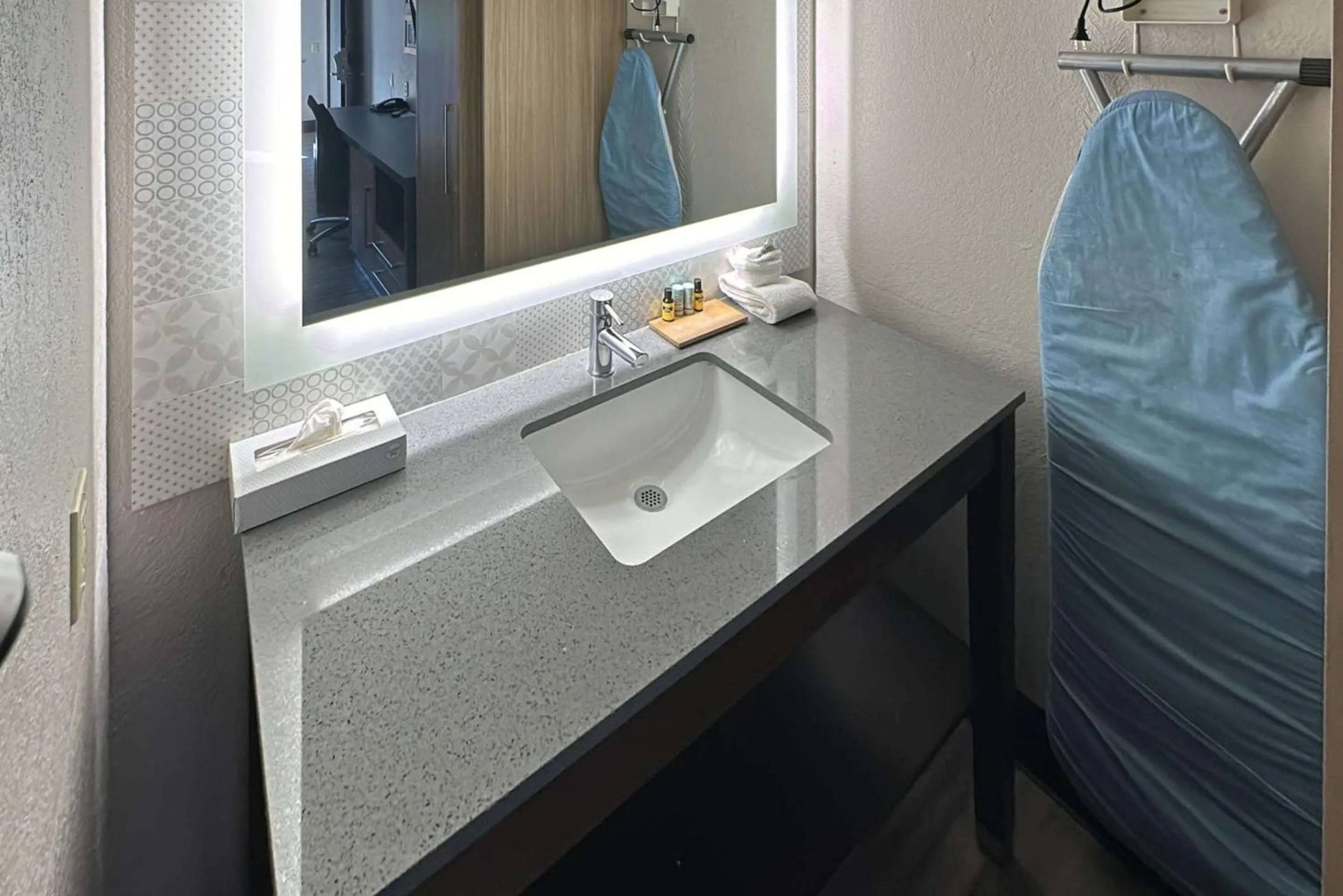 Bedroom in Country Inn & Suites by Radisson, Monterey Beachfront-Marina, CA