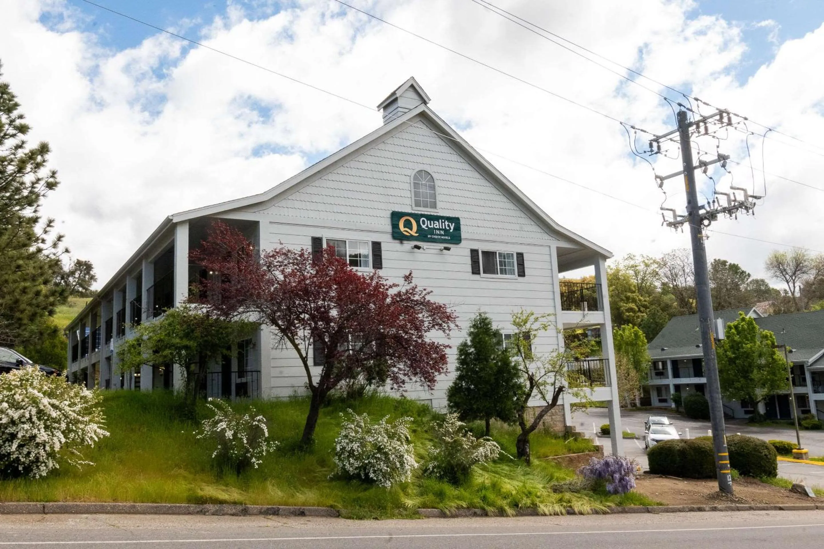Property building in Quality Inn Yosemite Valley Gateway