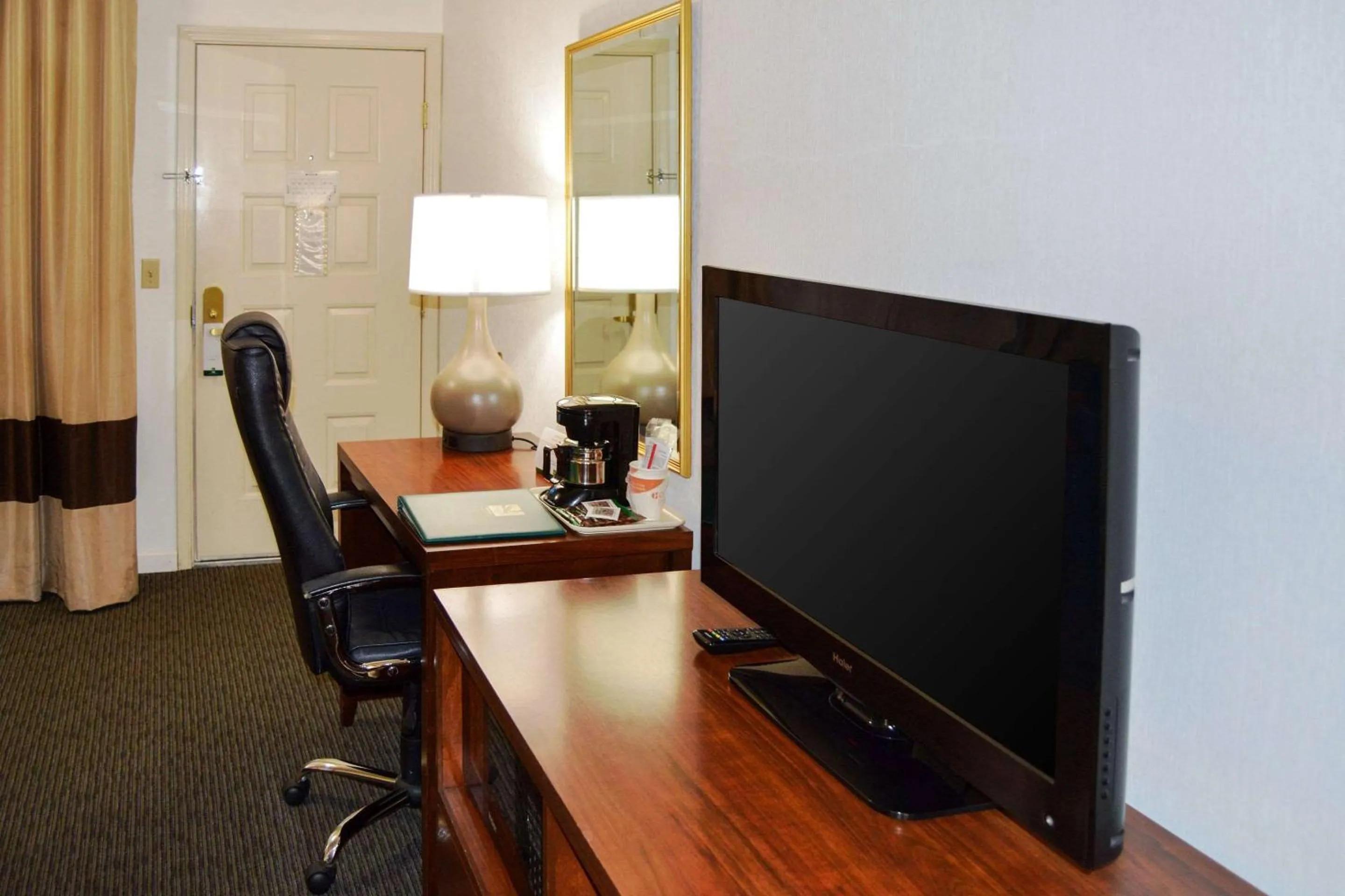 Photo of the whole room in Quality Inn Yosemite Valley Gateway