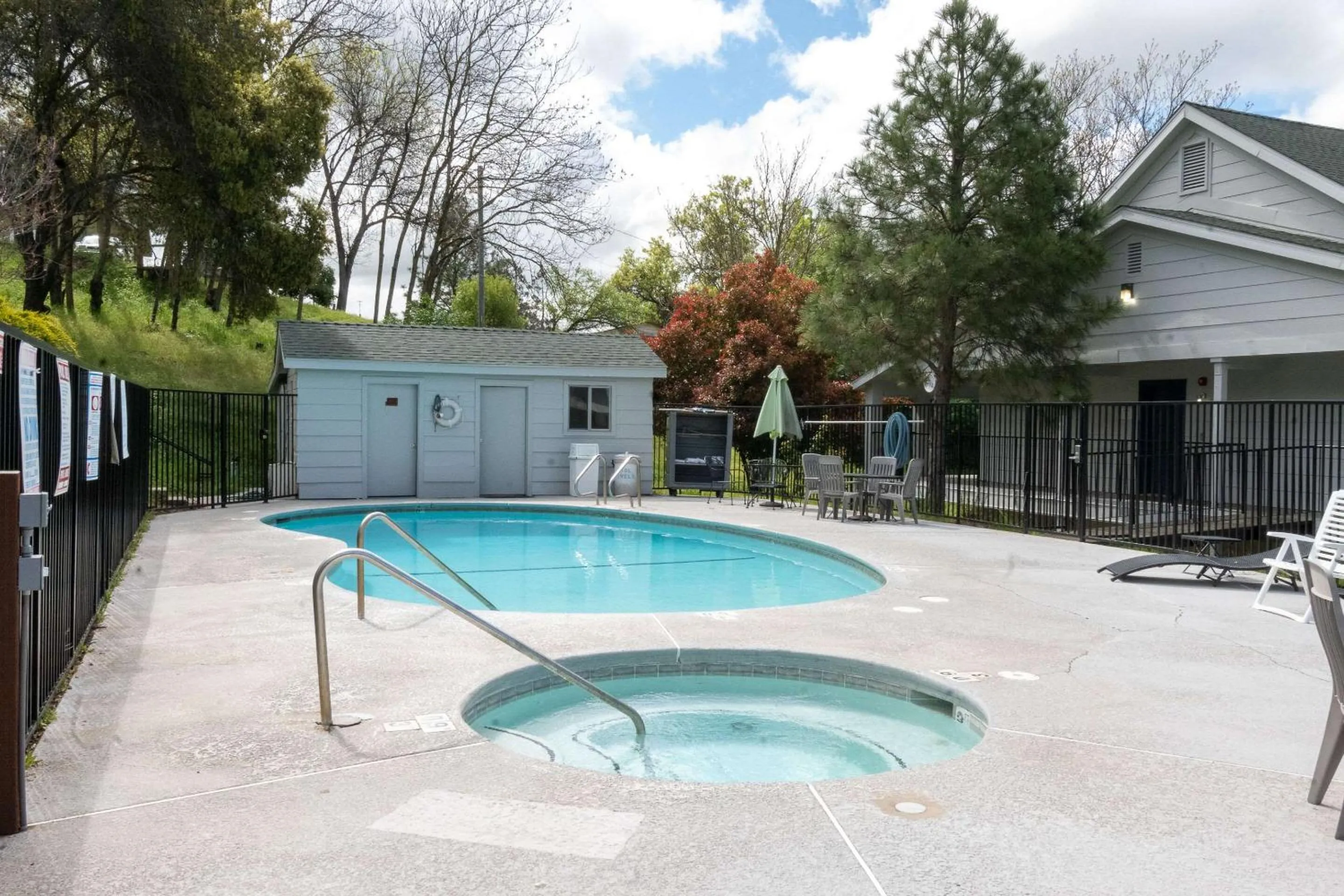 Swimming pool in Quality Inn Yosemite Valley Gateway