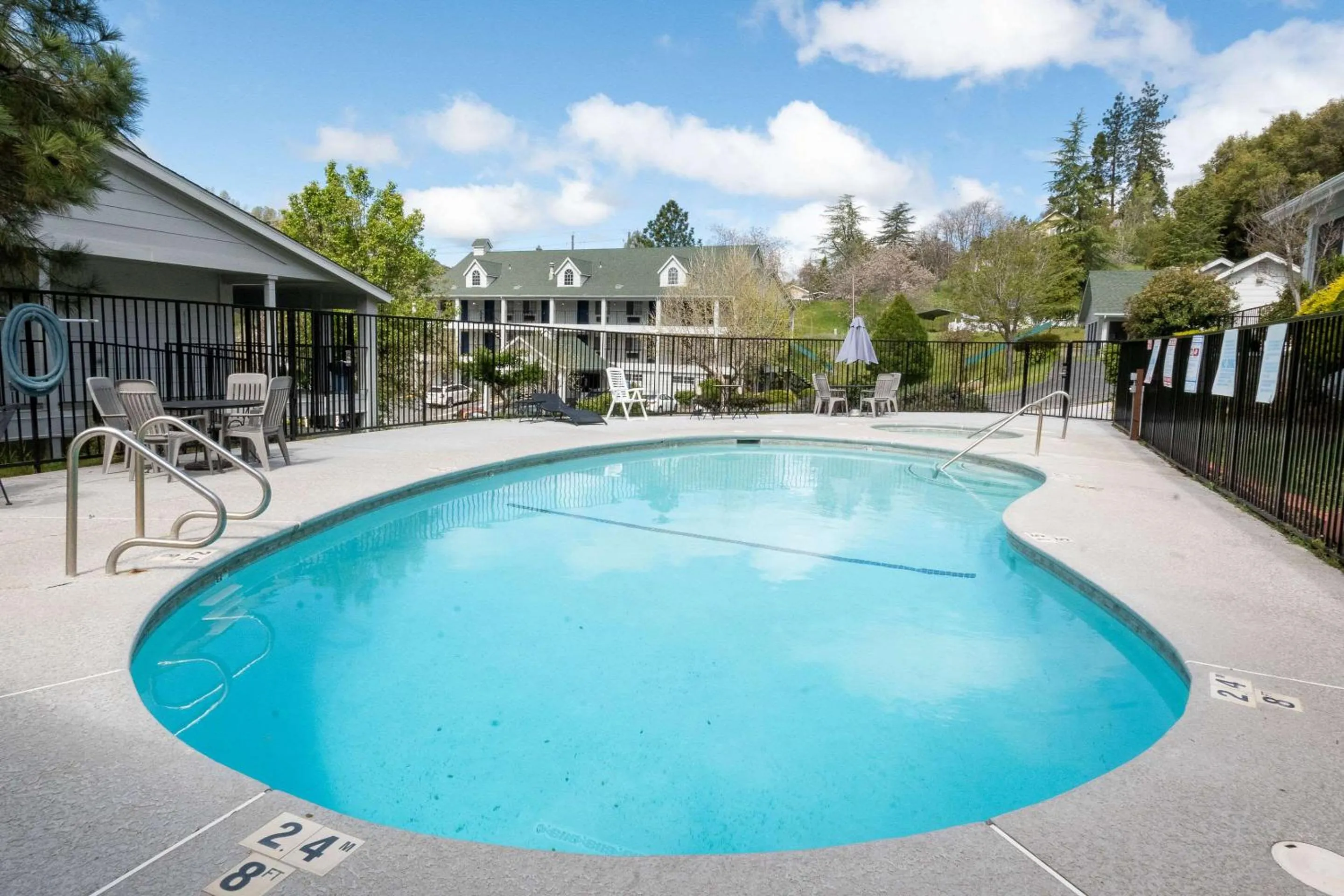 Swimming pool in Quality Inn Yosemite Valley Gateway