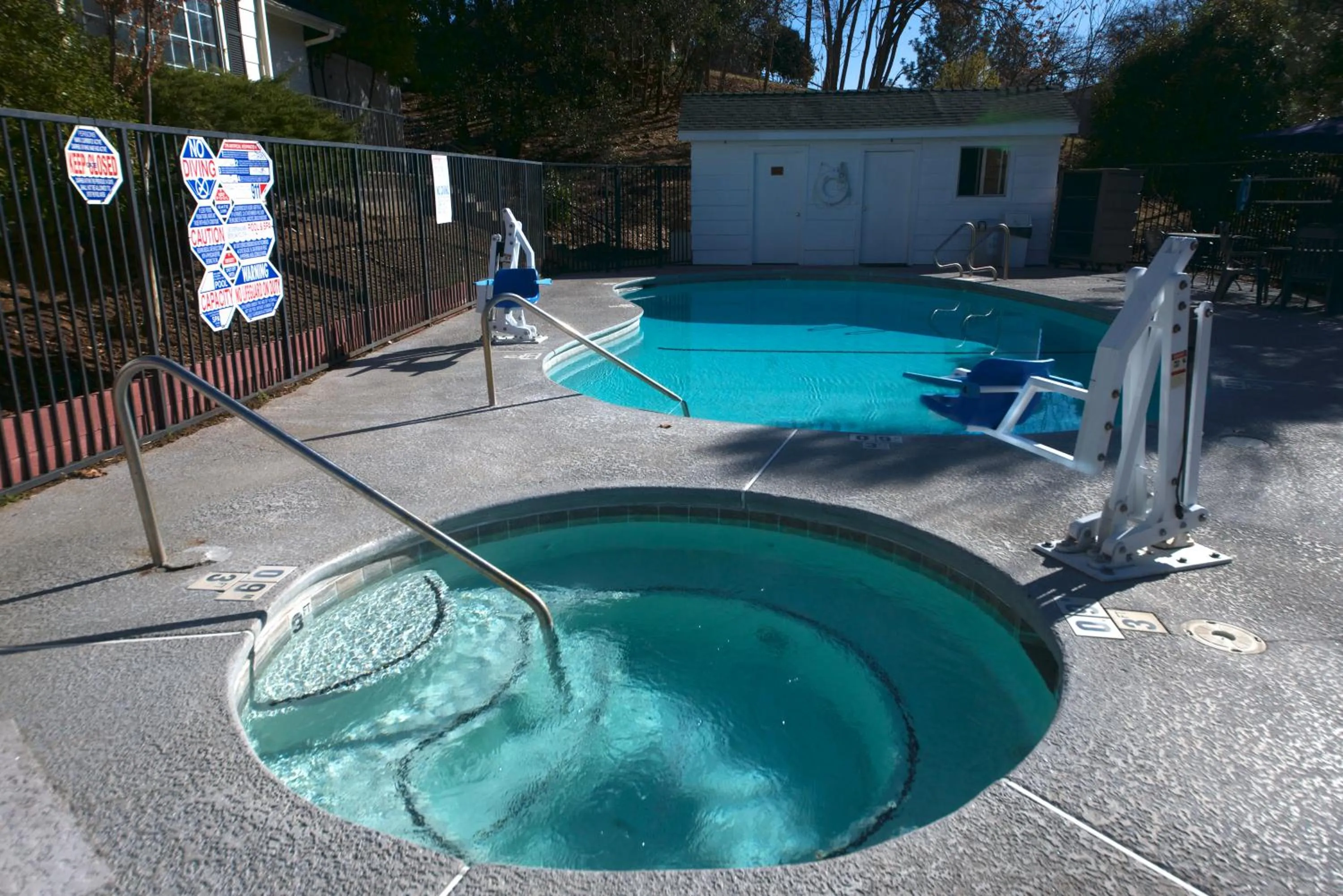 Swimming pool in Quality Inn Yosemite Valley Gateway