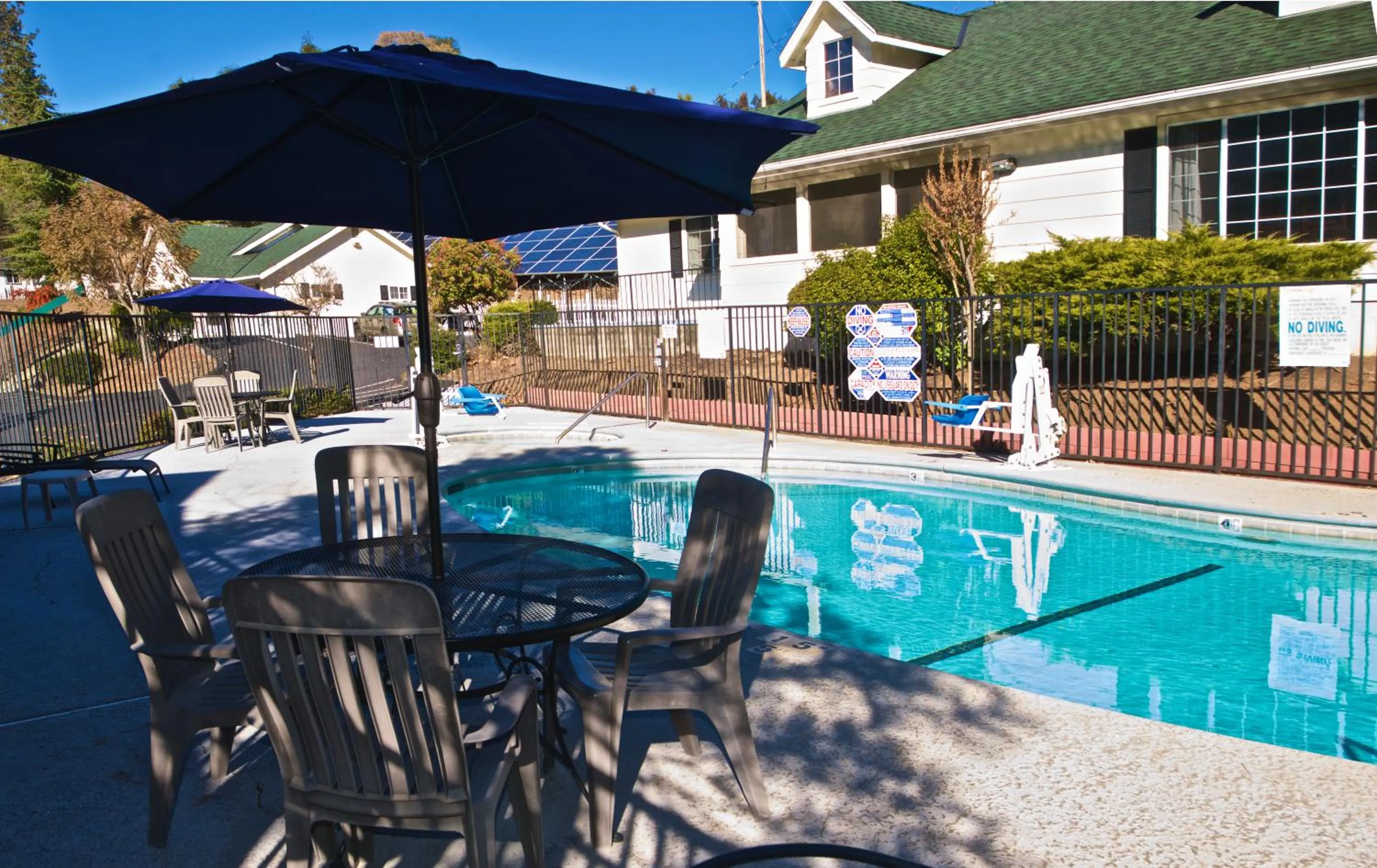 Patio in Quality Inn Yosemite Valley Gateway