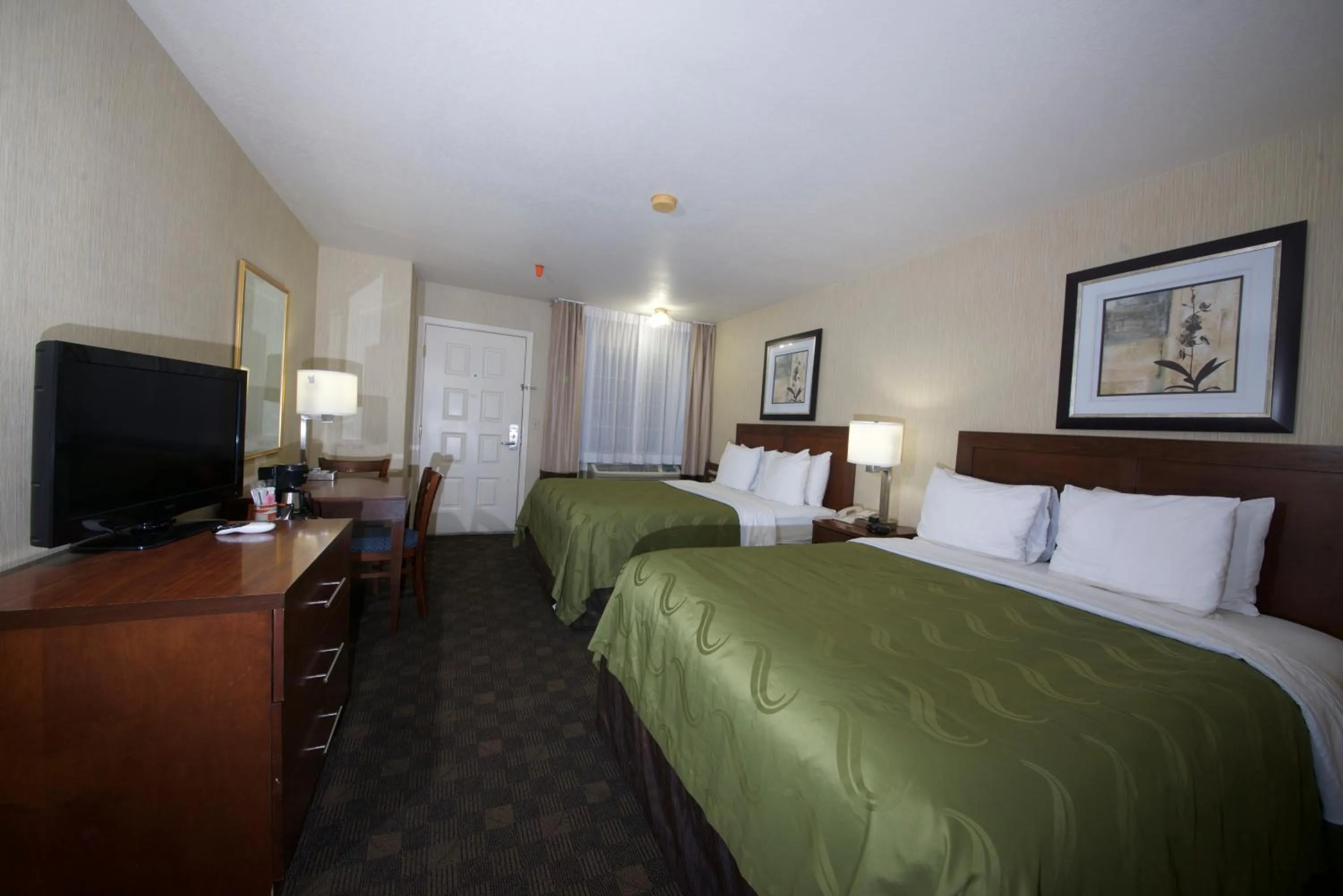 Photo of the whole room, Bed in Quality Inn Yosemite Valley Gateway