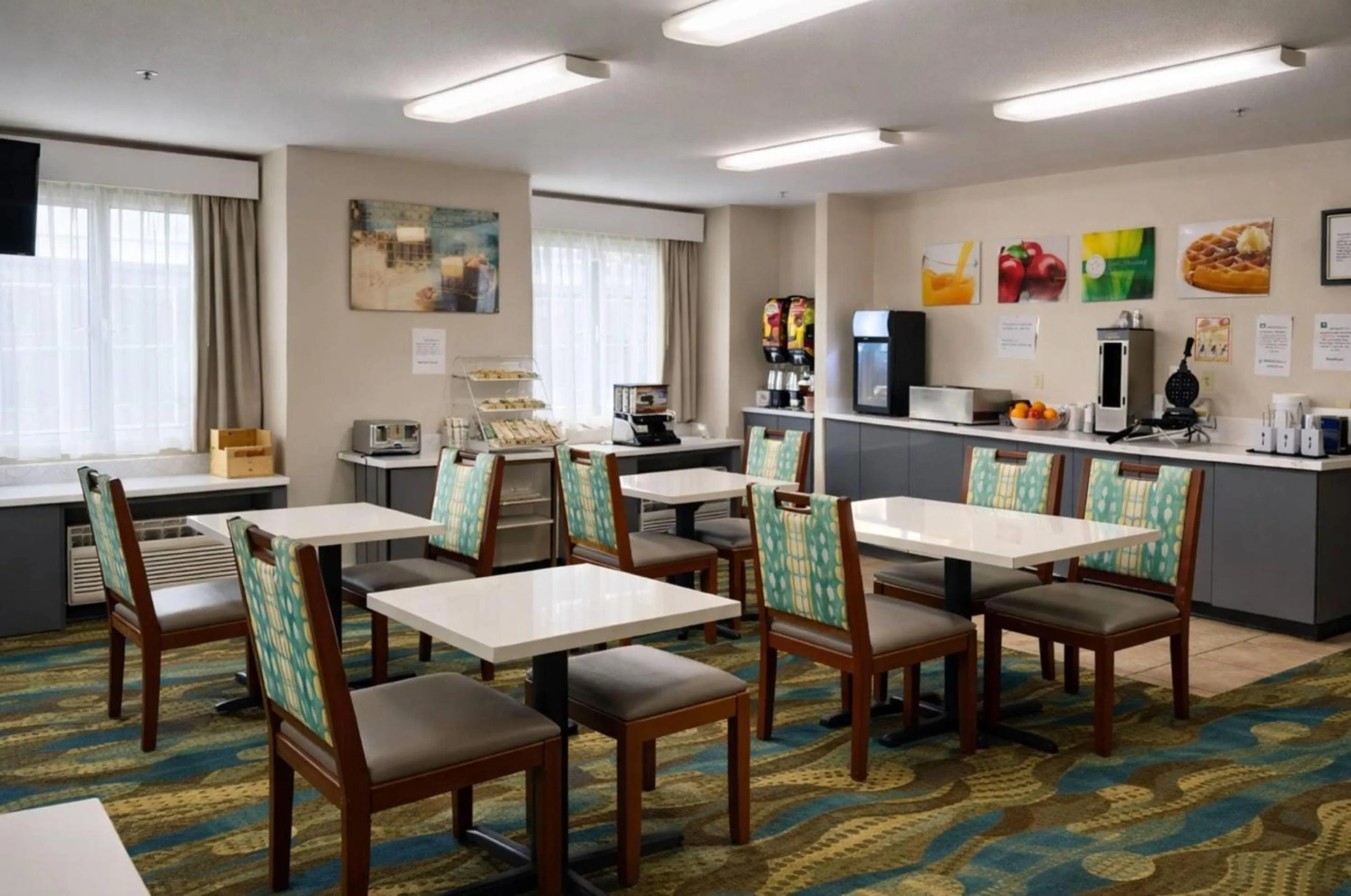 Breakfast in Quality Inn & Suites Santa Rosa South