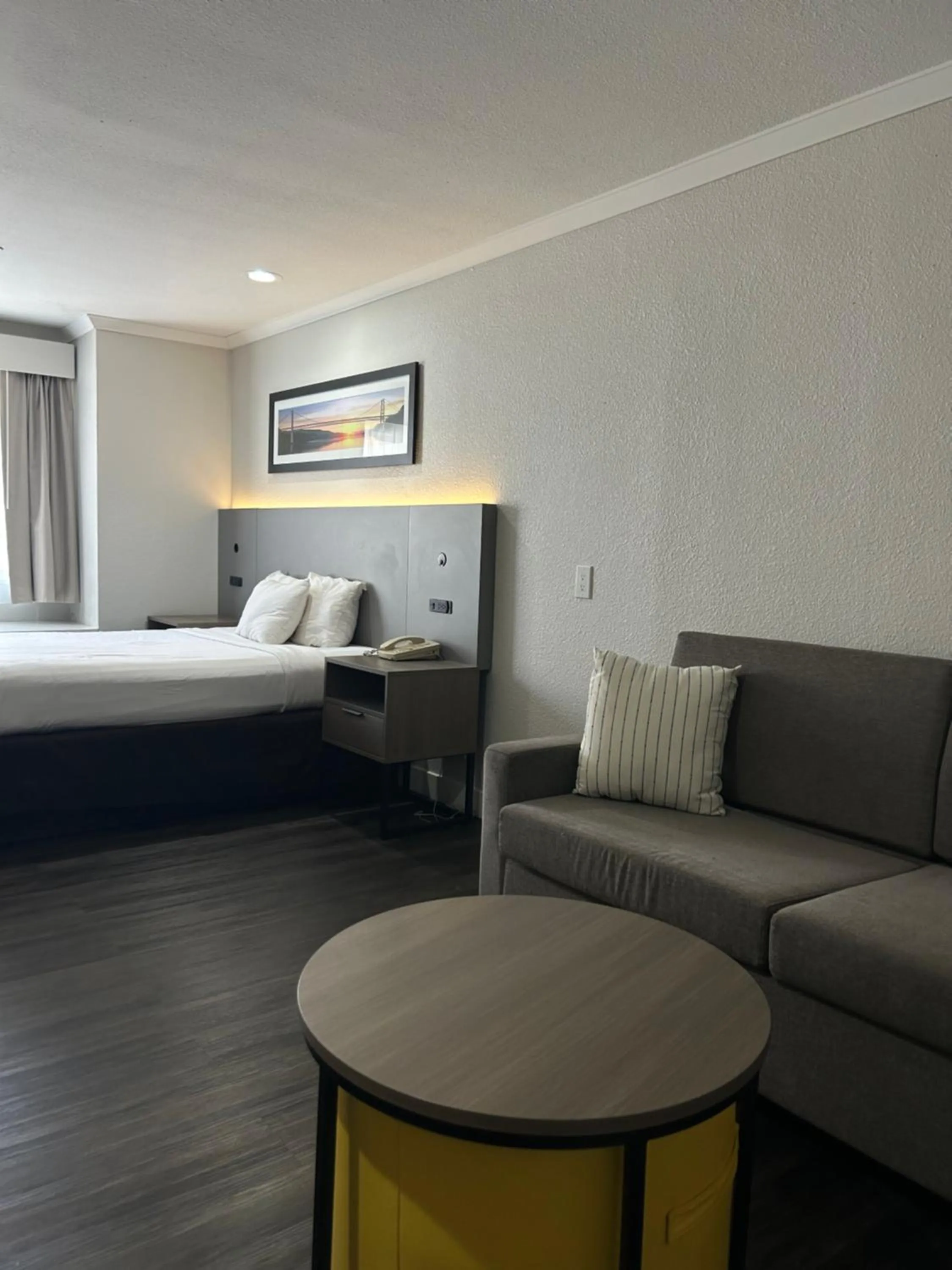 Bedroom, Bed in Quality Inn & Suites Santa Rosa South