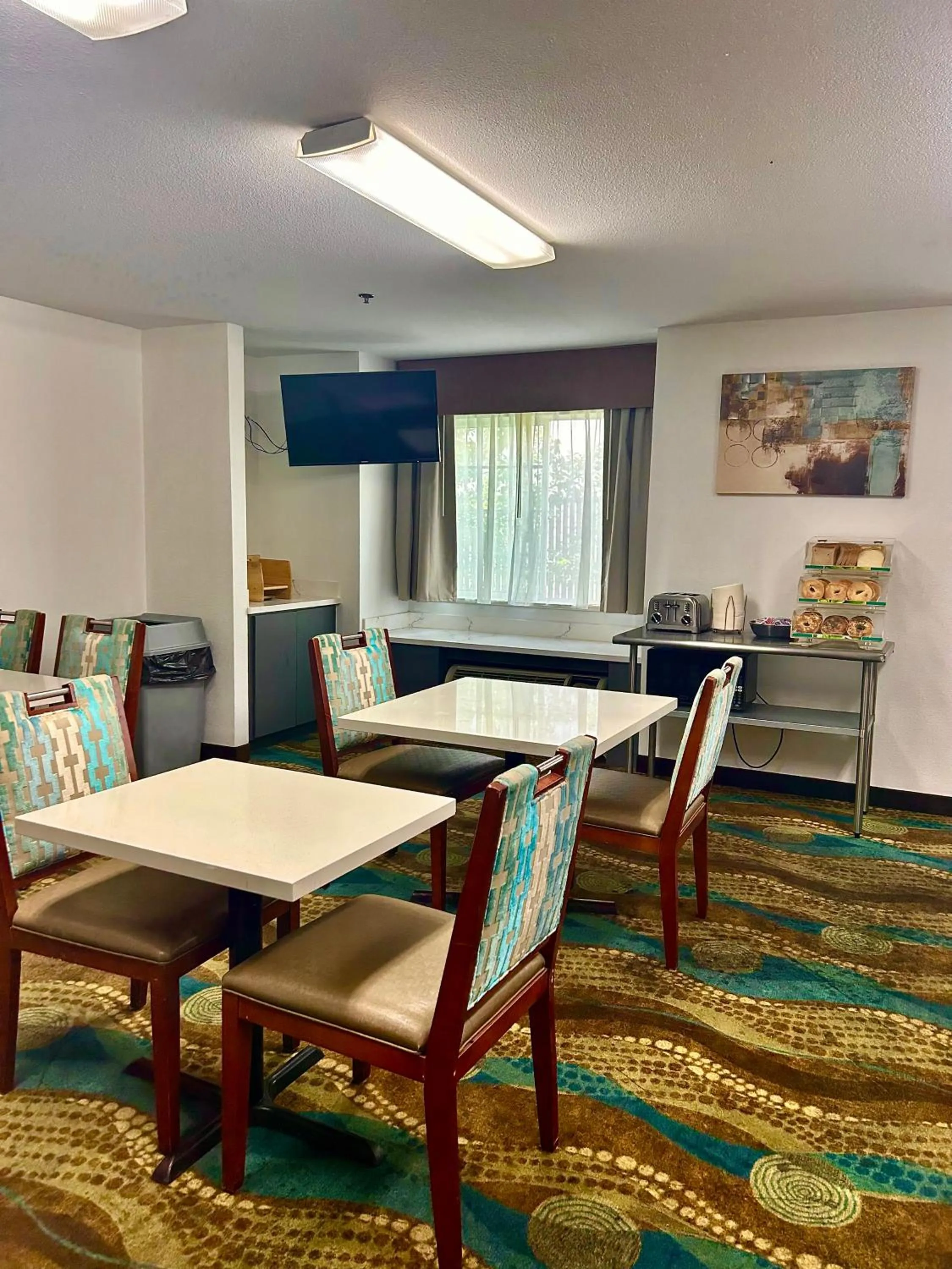 Breakfast in Quality Inn & Suites Santa Rosa South