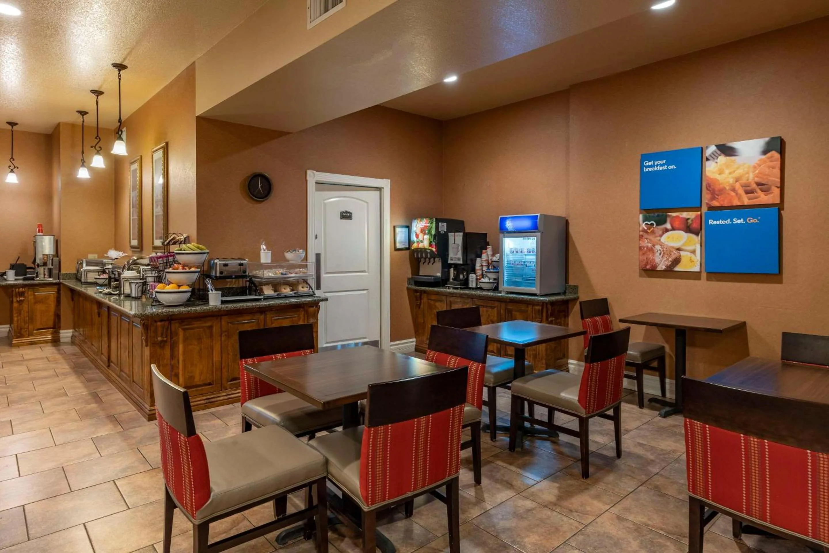 Breakfast in Comfort Inn & Suites Ukiah Mendocino County