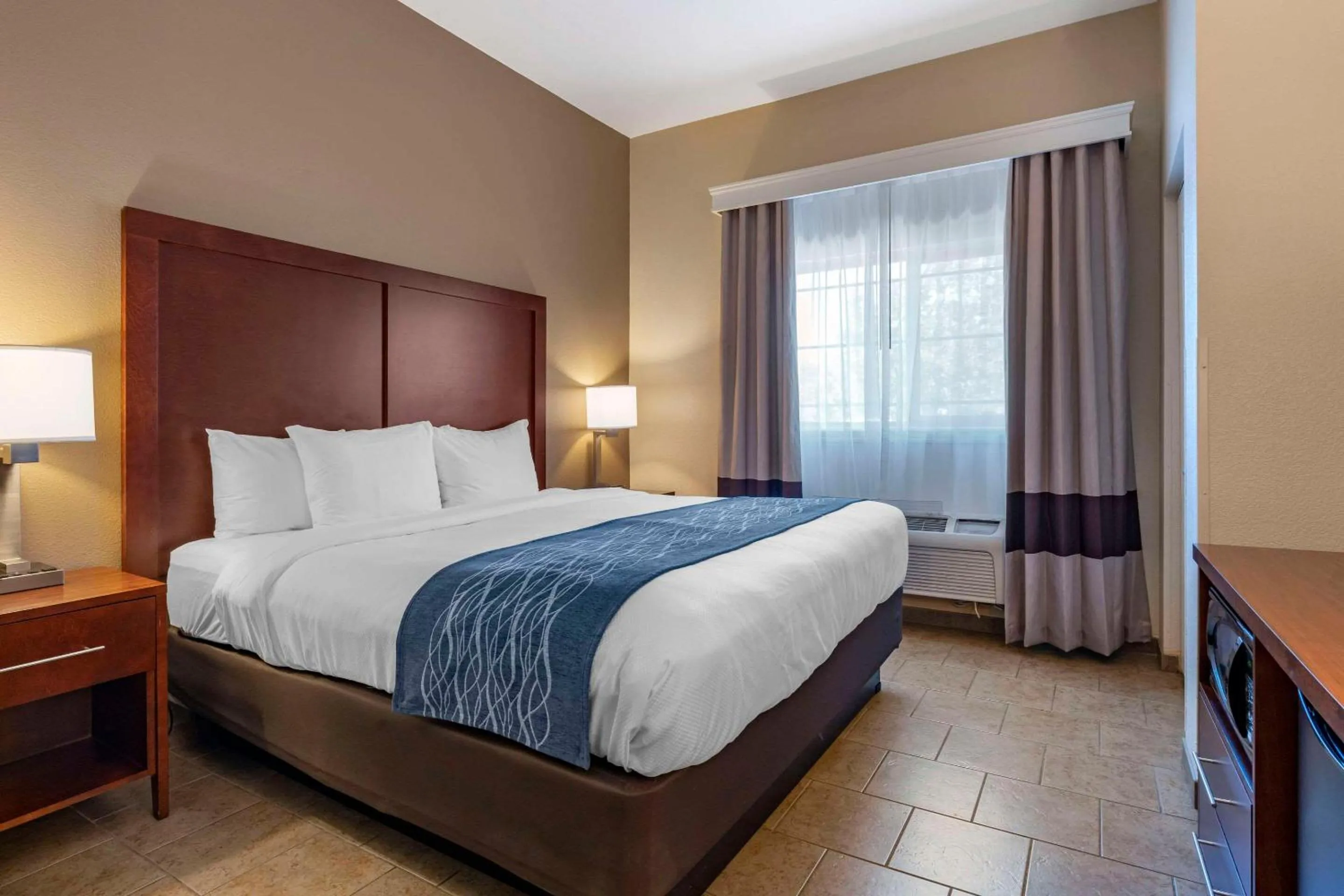 Bedroom, Bed in Comfort Inn & Suites Ukiah Mendocino County