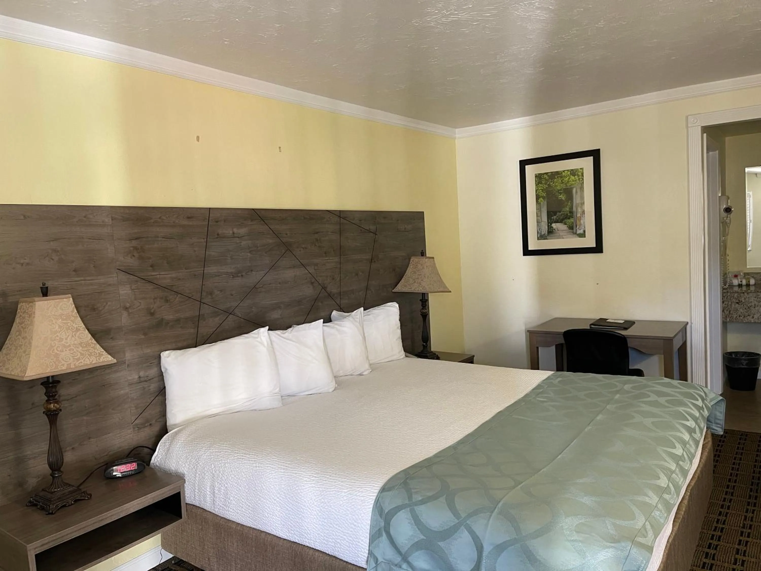 Bed in The Inn at Baechtel Creek