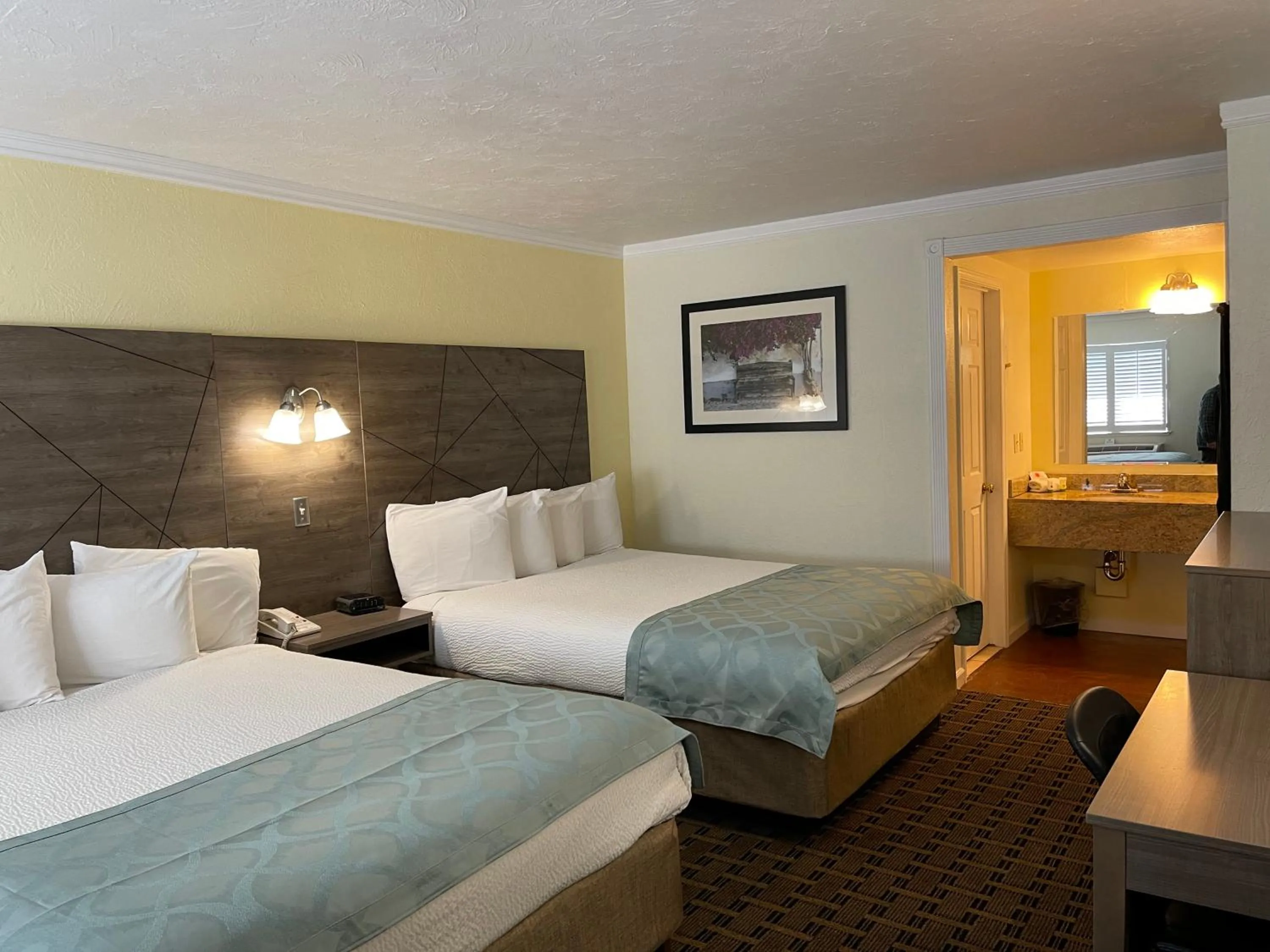 Photo of the whole room, Bed in The Inn at Baechtel Creek