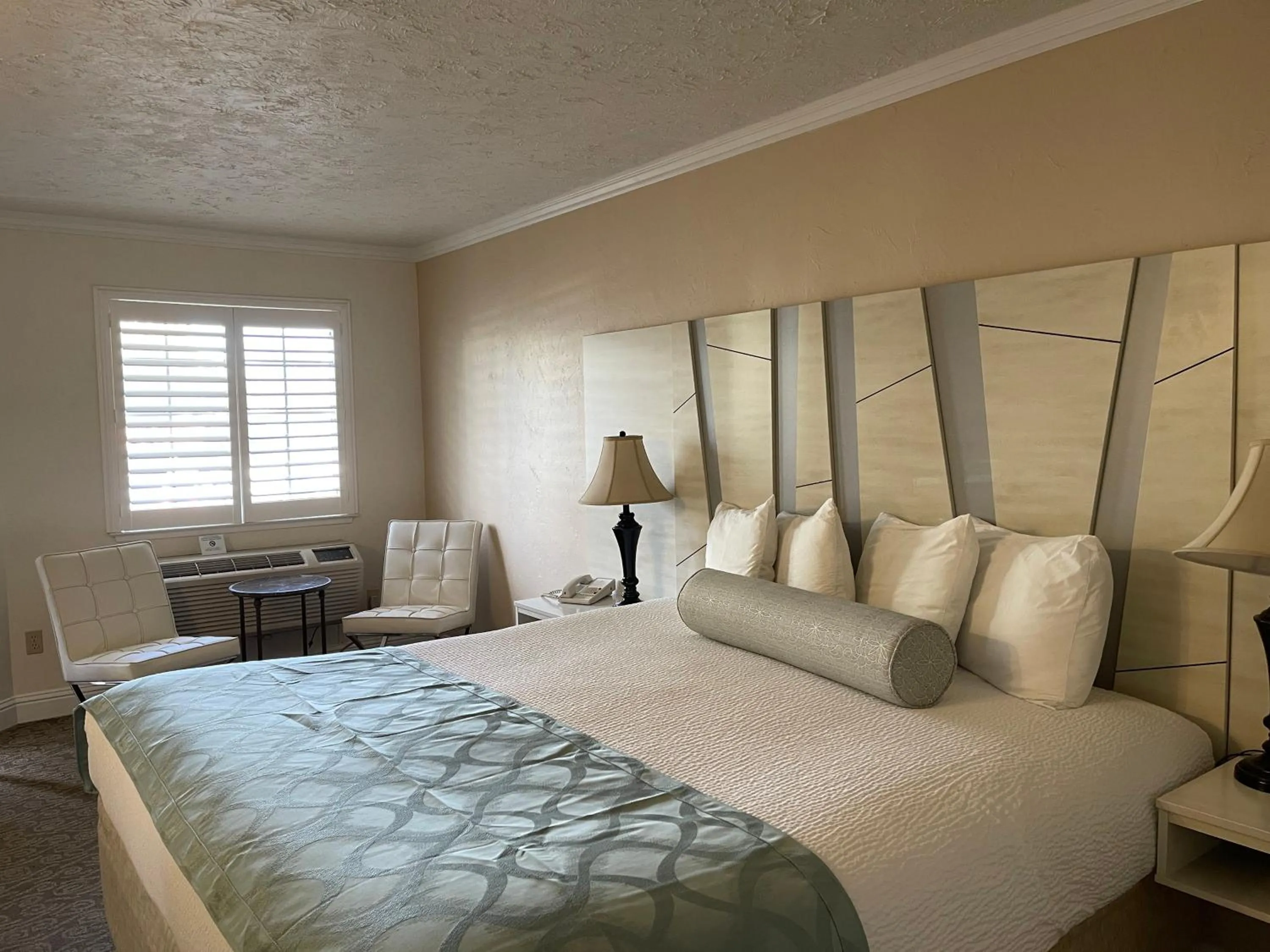 Bed in The Inn at Baechtel Creek