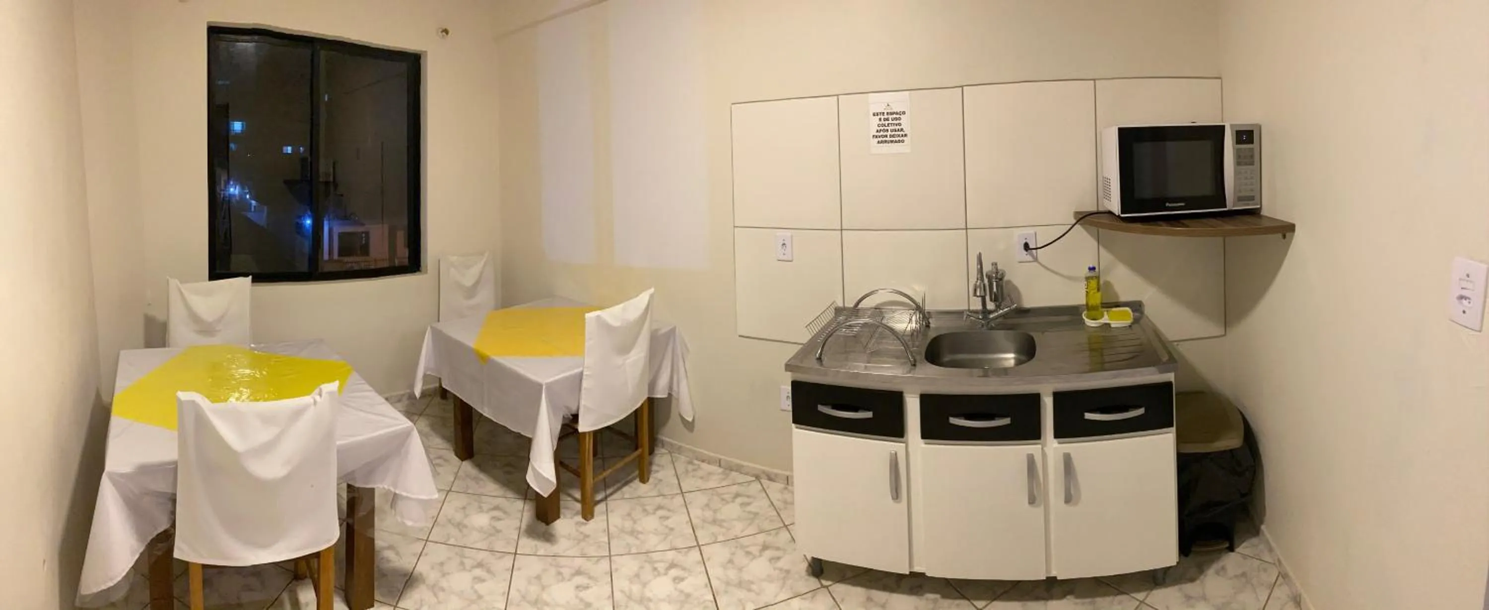 Communal kitchen in Pousada Cores