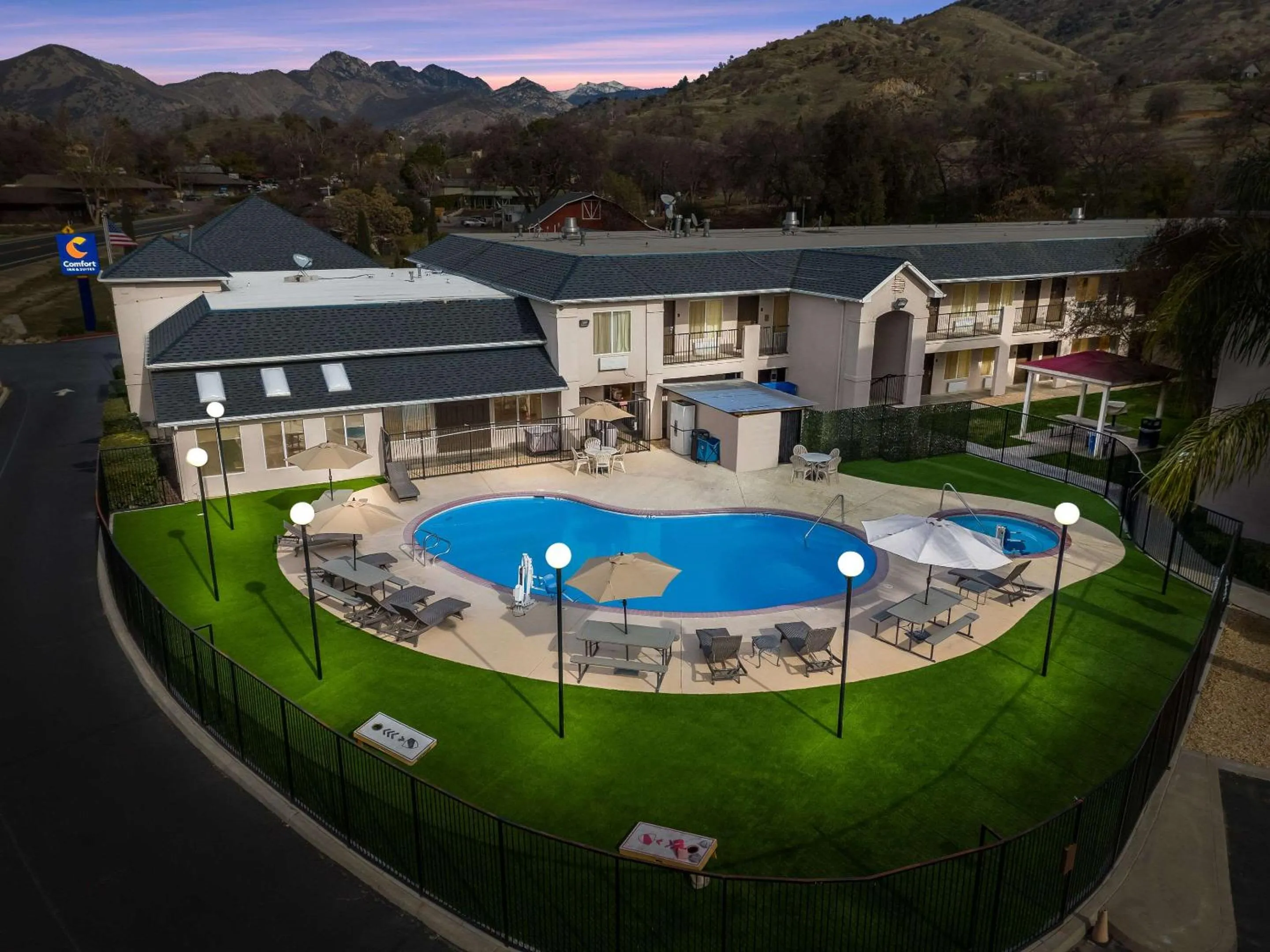 Swimming pool in Comfort Inn & Suites Sequoia Kings Canyon