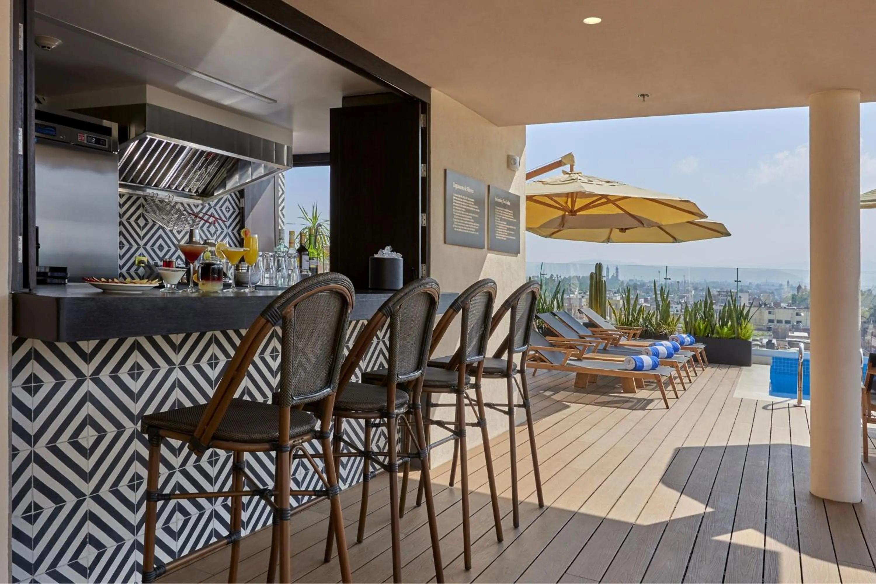 Lounge or bar in City Centro by Marriott San Luis Potosi