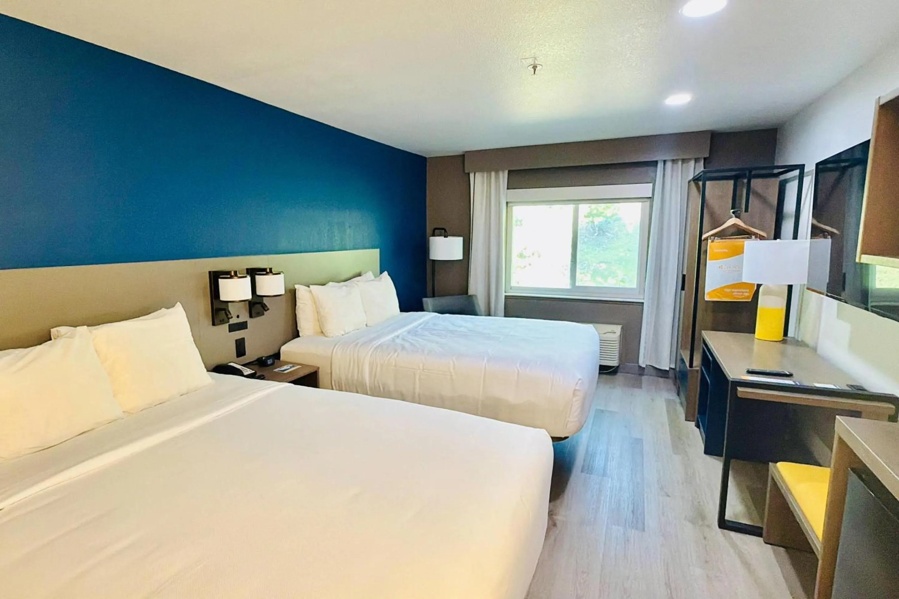 Bedroom, Bed in Comfort Inn Fontana