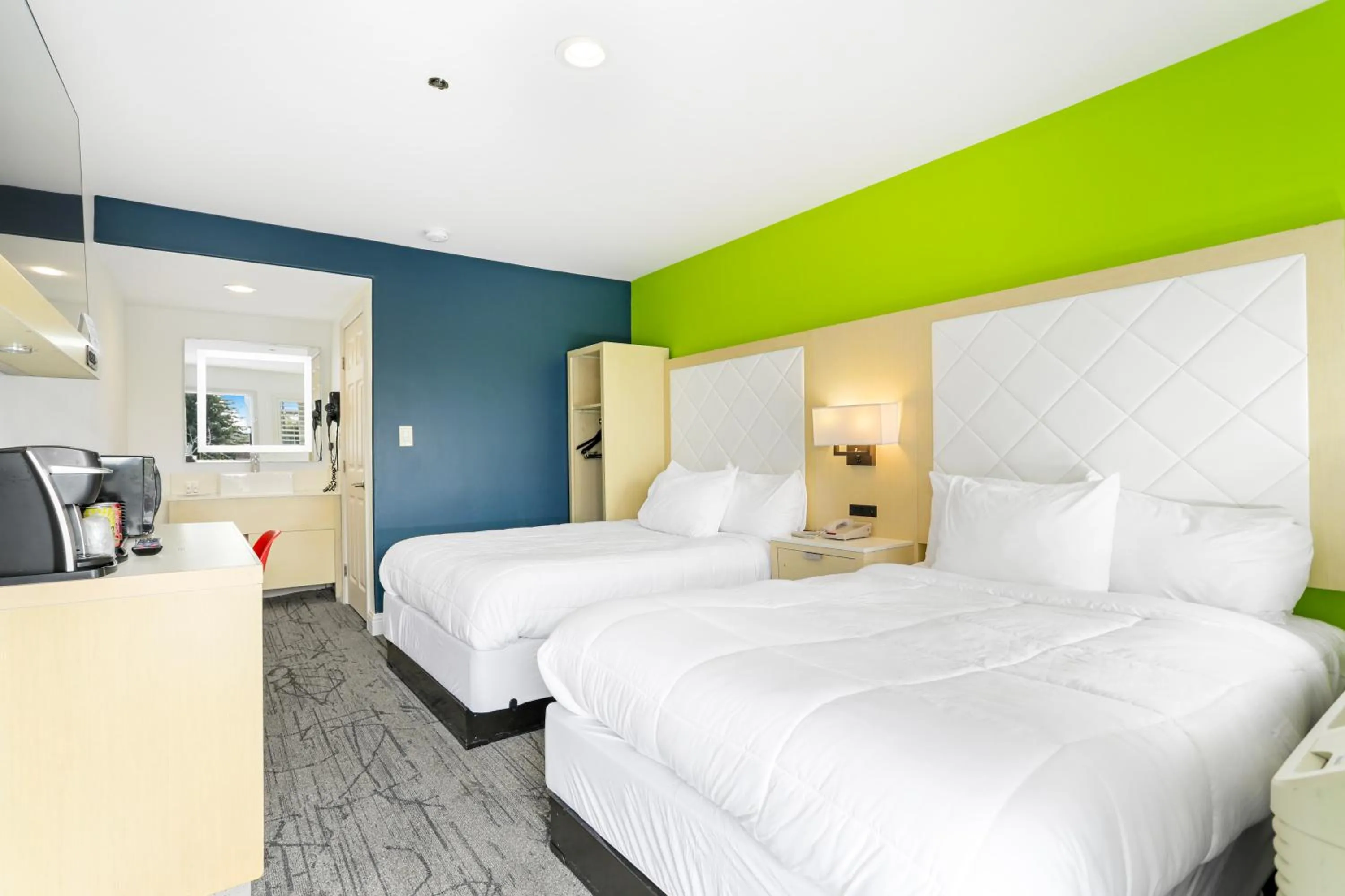 Photo of the whole room in Signature Inn Berkeley