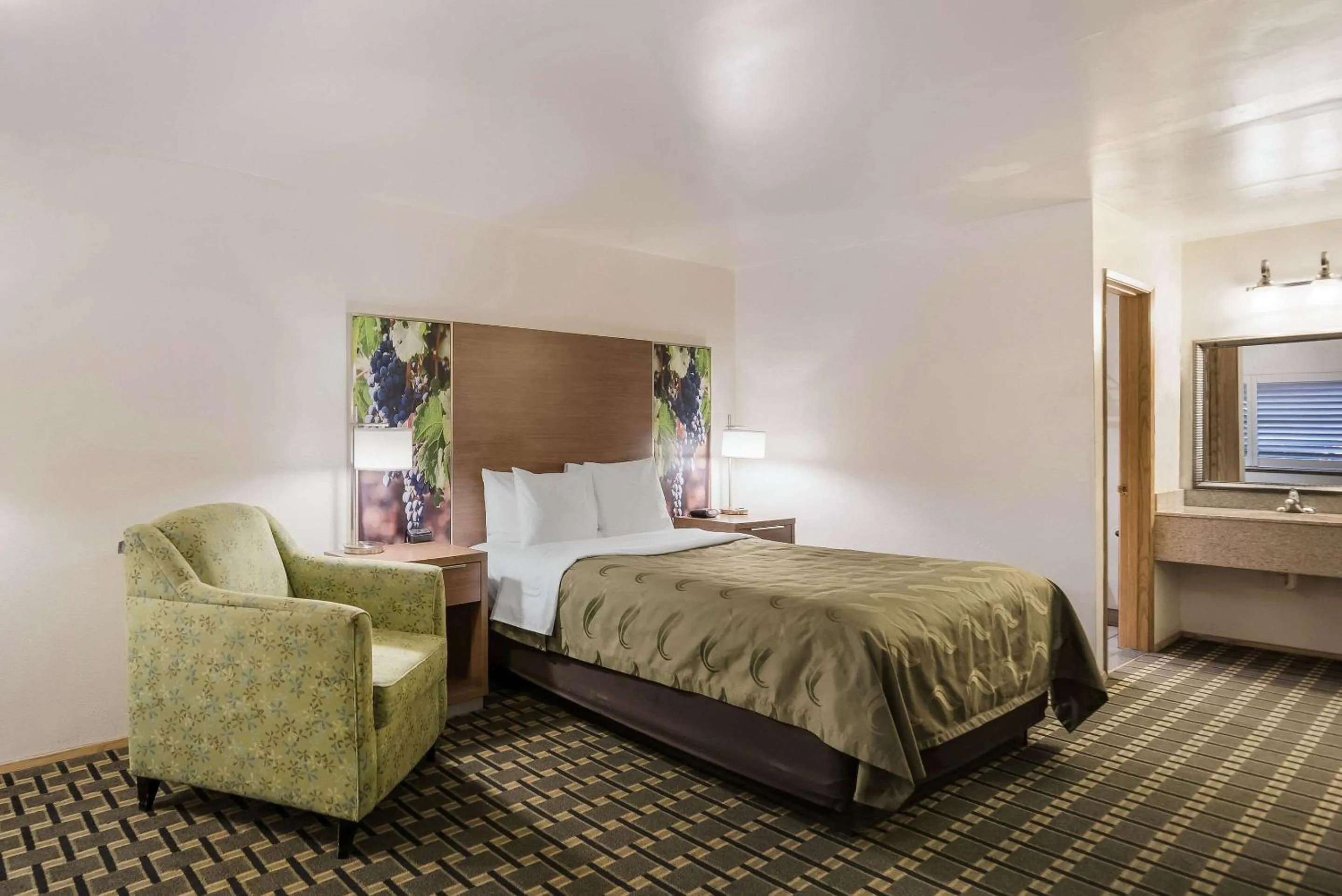 Bedroom, Bed in Quality Inn Near Fort Hunter Liggett