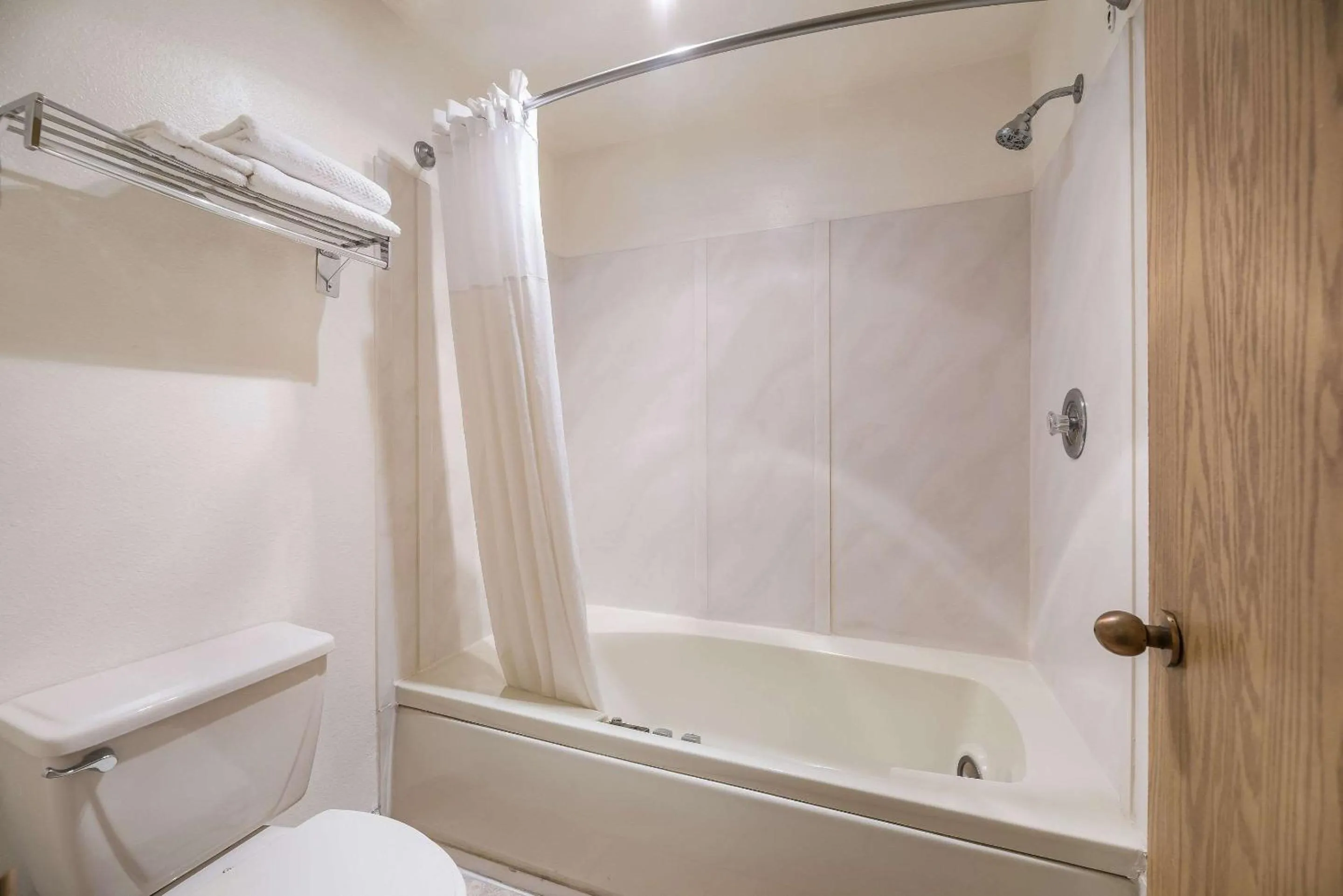 Bedroom in Quality Inn Near Fort Hunter Liggett