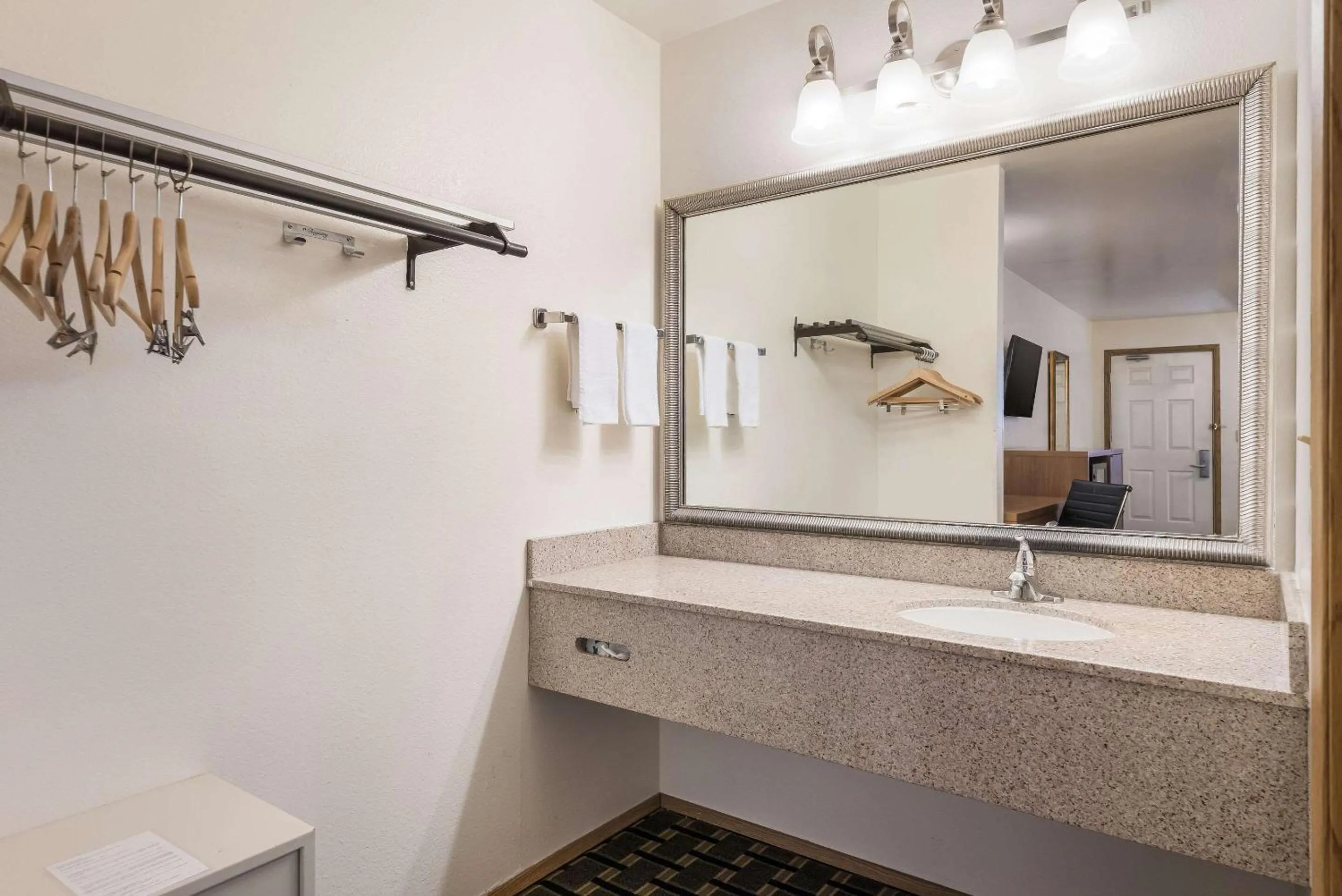 Bedroom in Quality Inn Near Fort Hunter Liggett