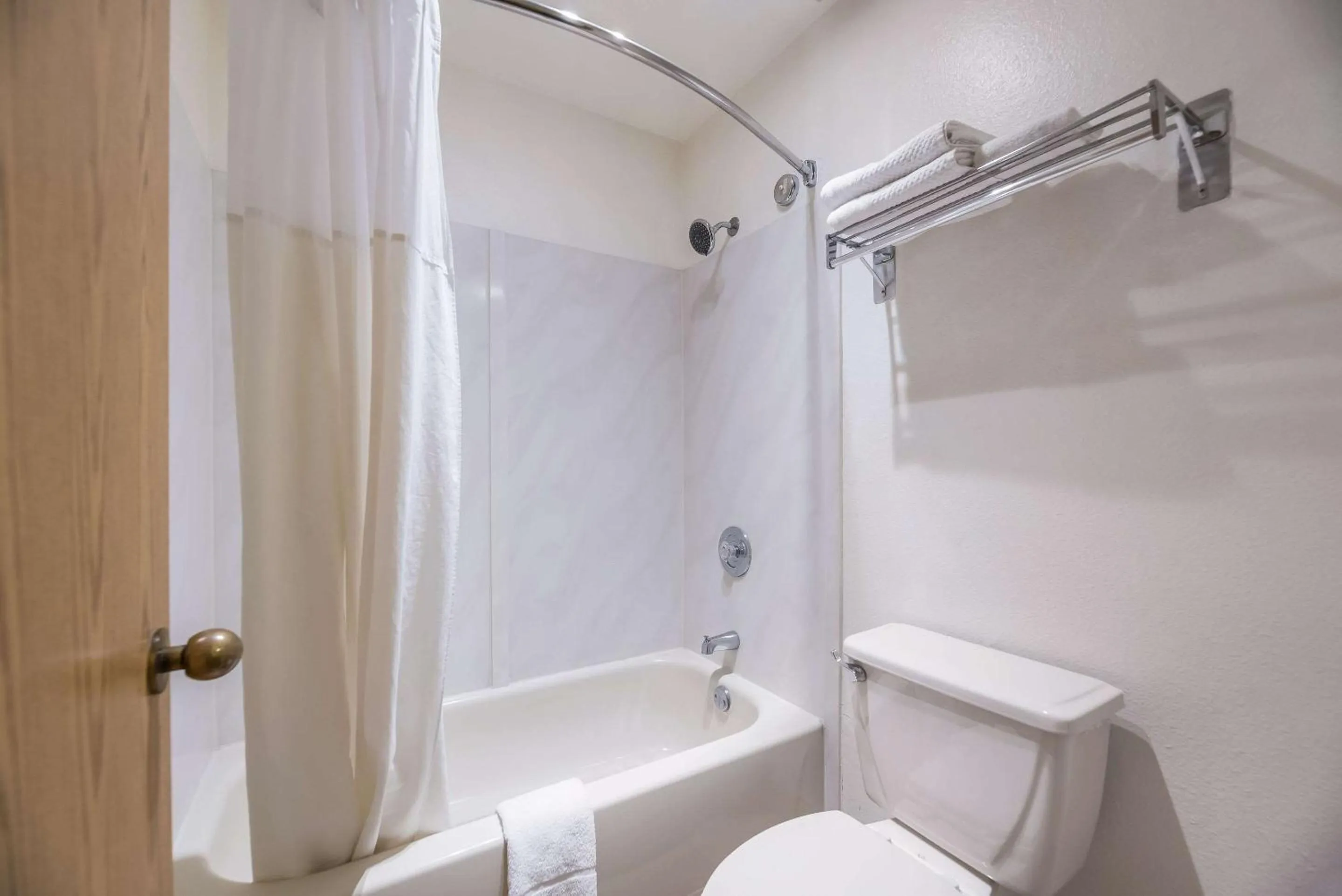 Bedroom in Quality Inn Near Fort Hunter Liggett