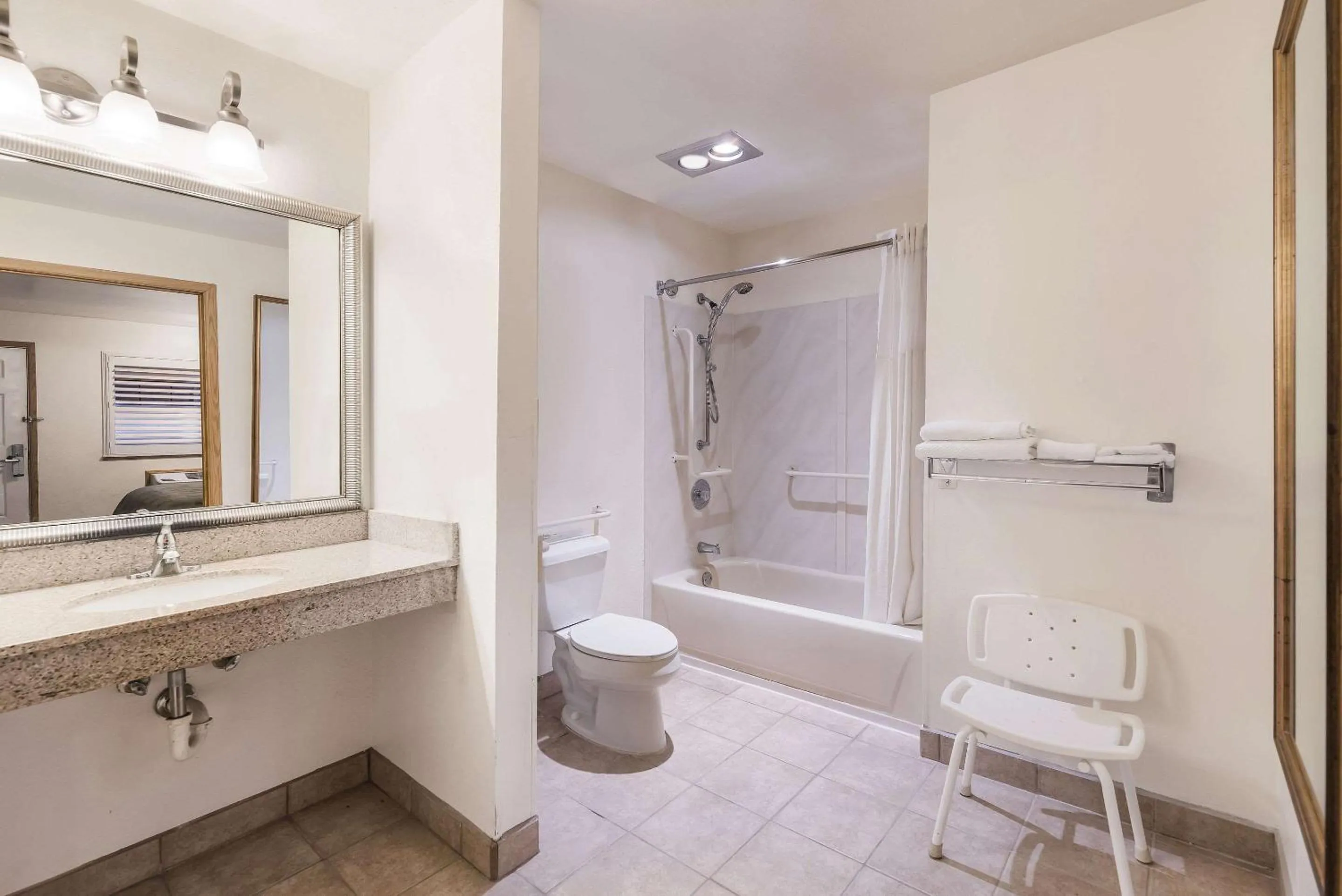 Bedroom in Quality Inn Near Fort Hunter Liggett