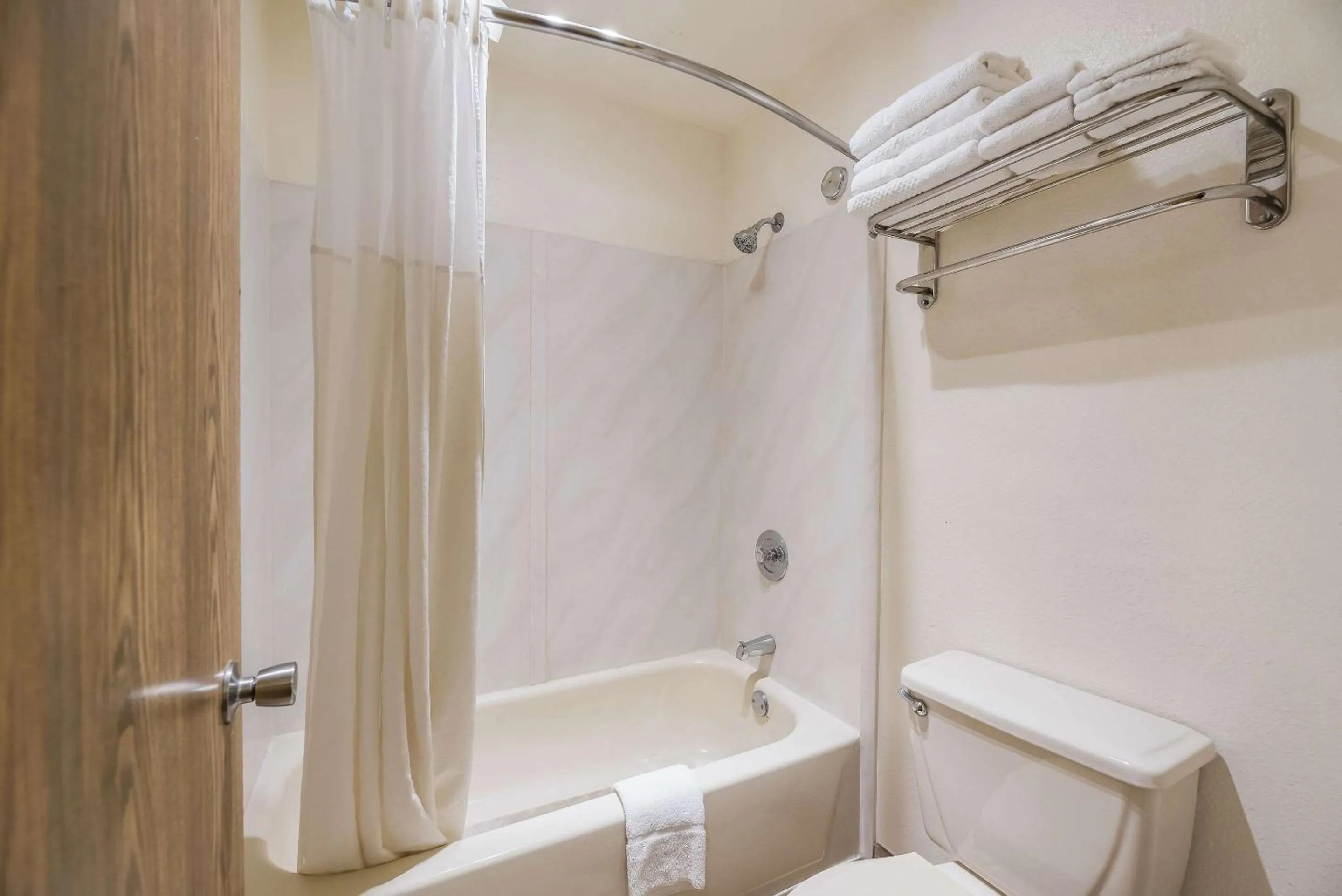 Bedroom in Quality Inn Near Fort Hunter Liggett