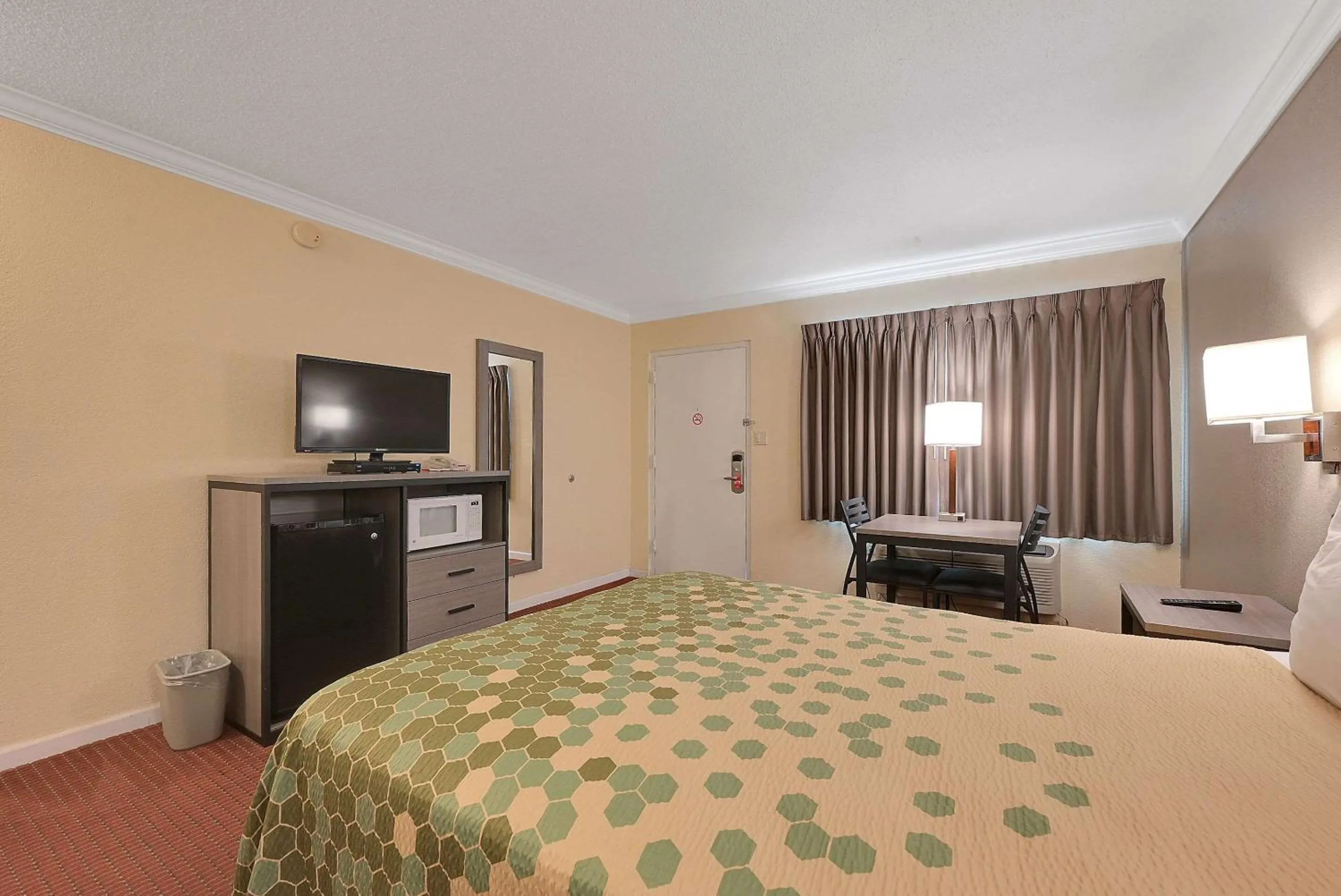 Bedroom, Bed in Econo Lodge Woodland near I-5