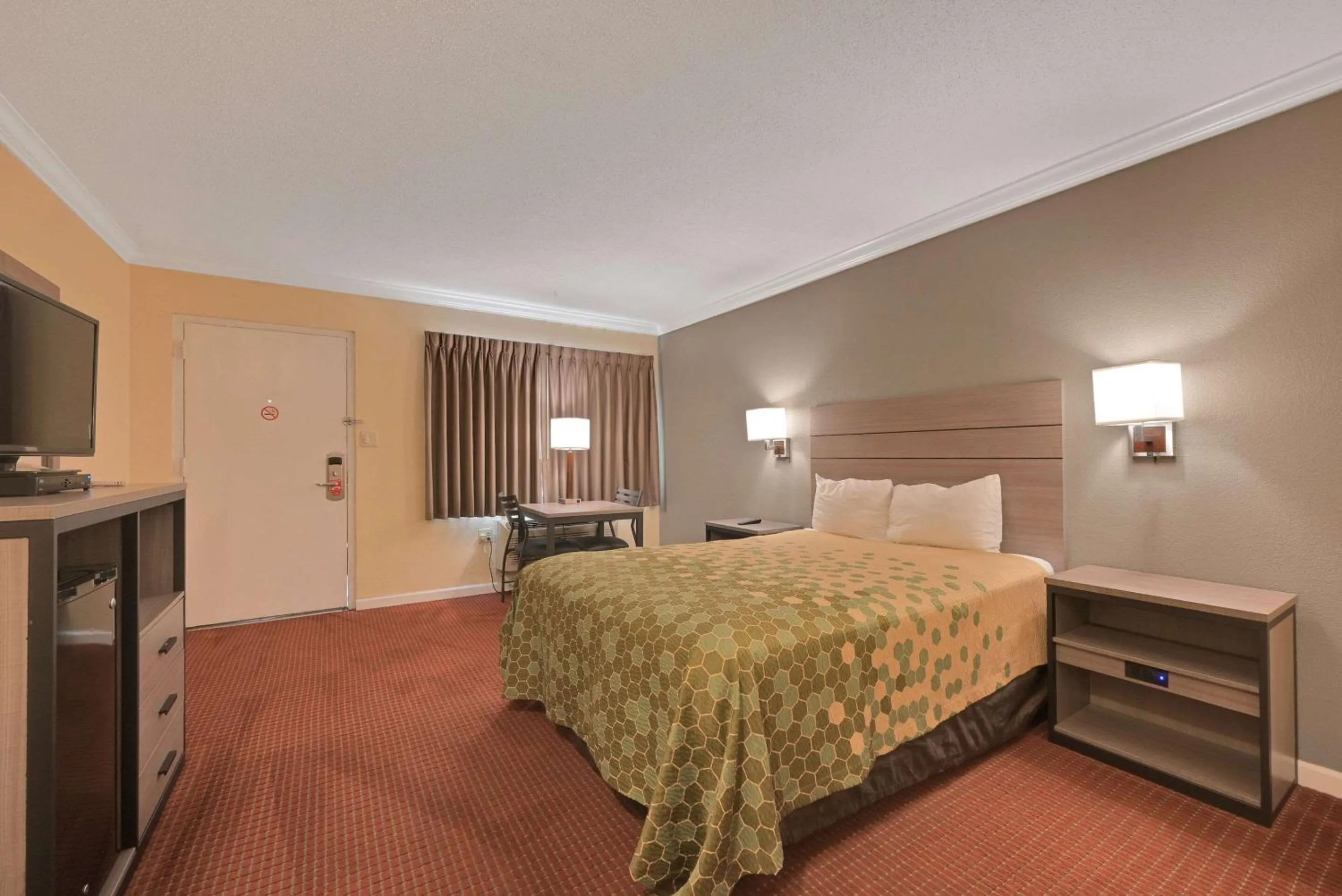 Bedroom, Bed in Econo Lodge Woodland near I-5