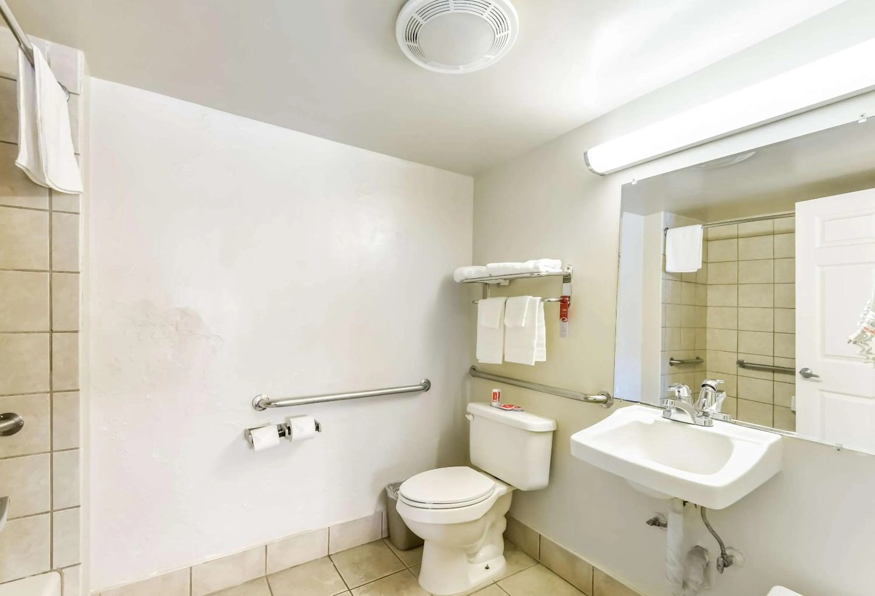 Bedroom in Econo Lodge Woodland near I-5