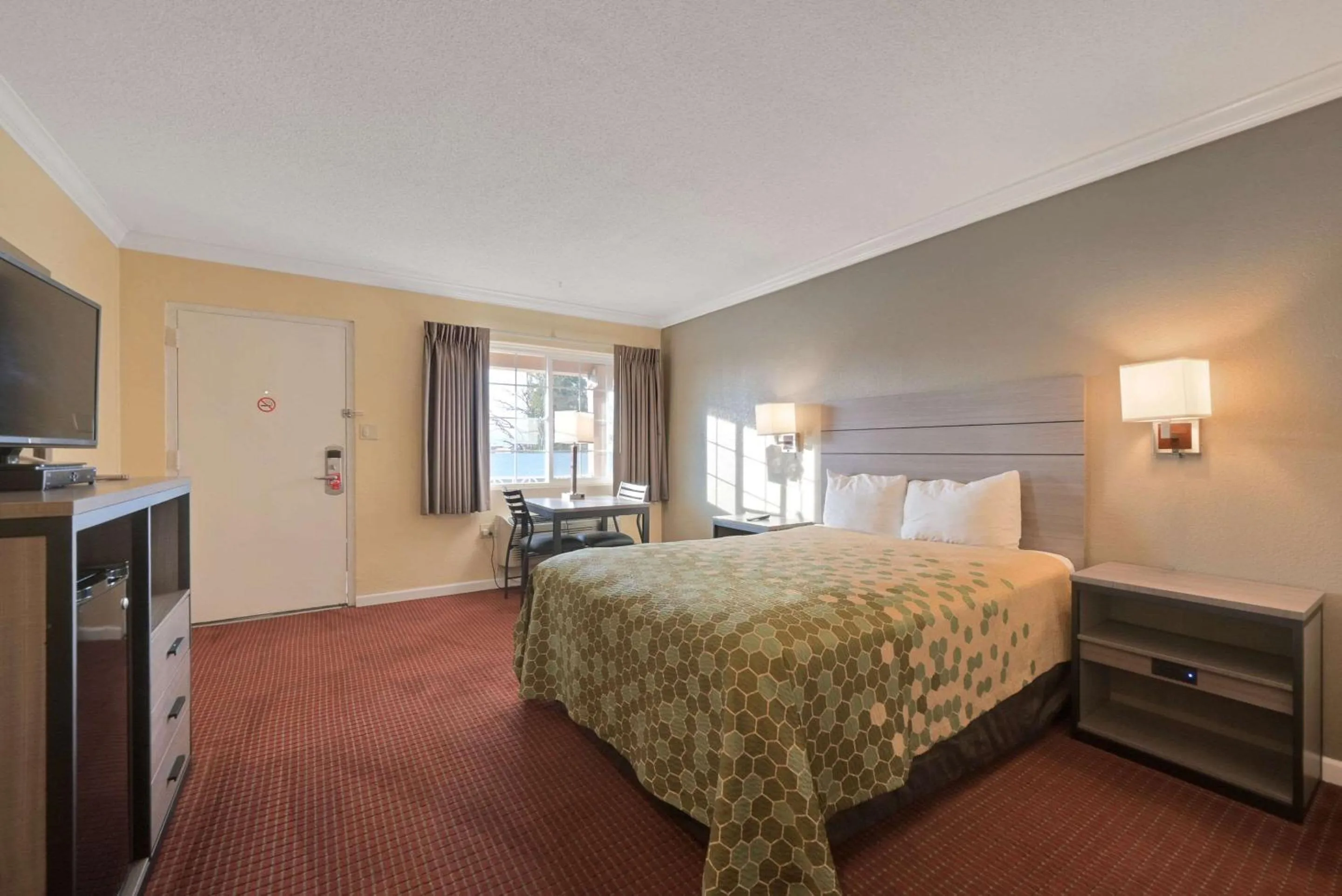 Bedroom, Bed in Econo Lodge Woodland near I-5