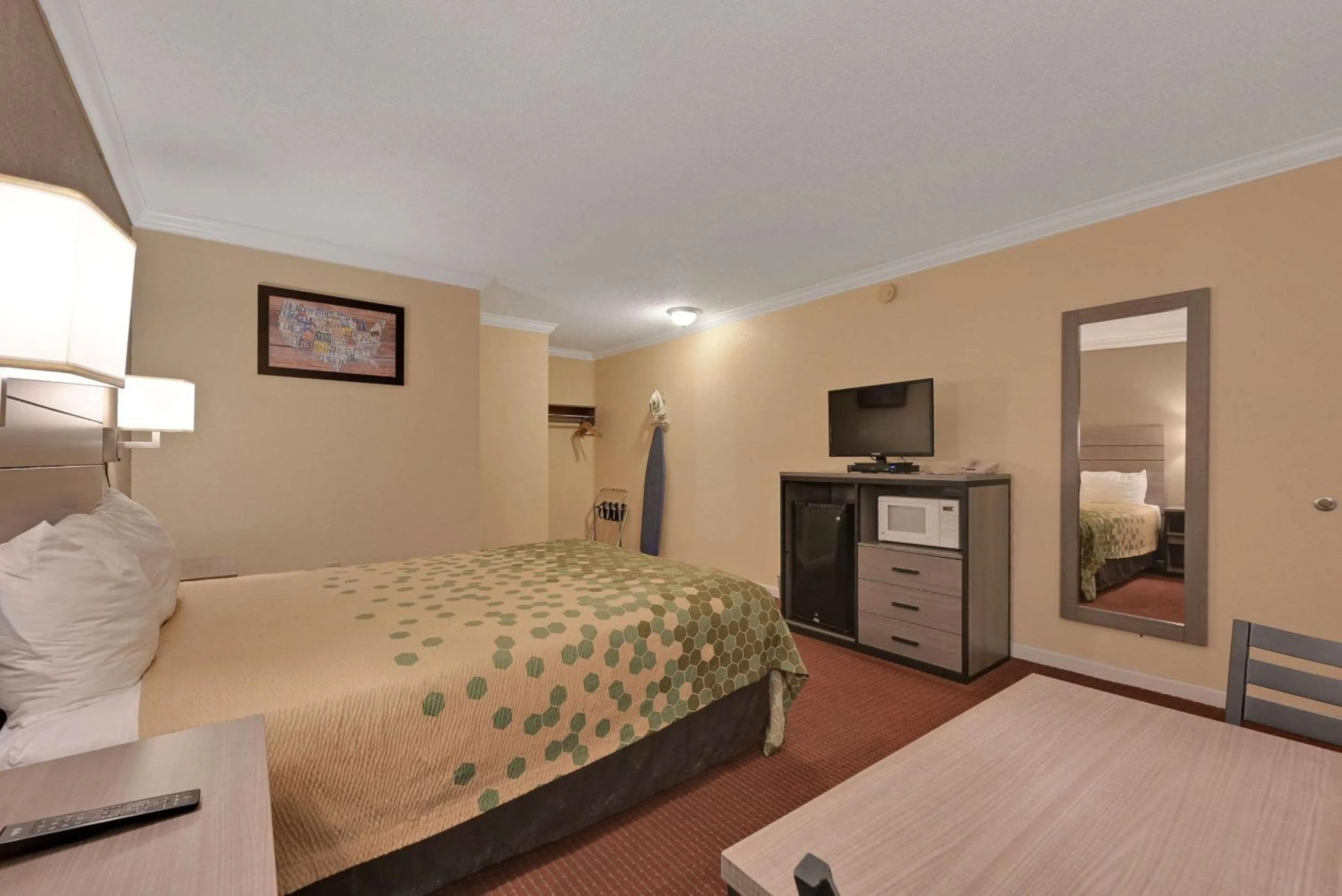 Bedroom, Bed in Econo Lodge Woodland near I-5