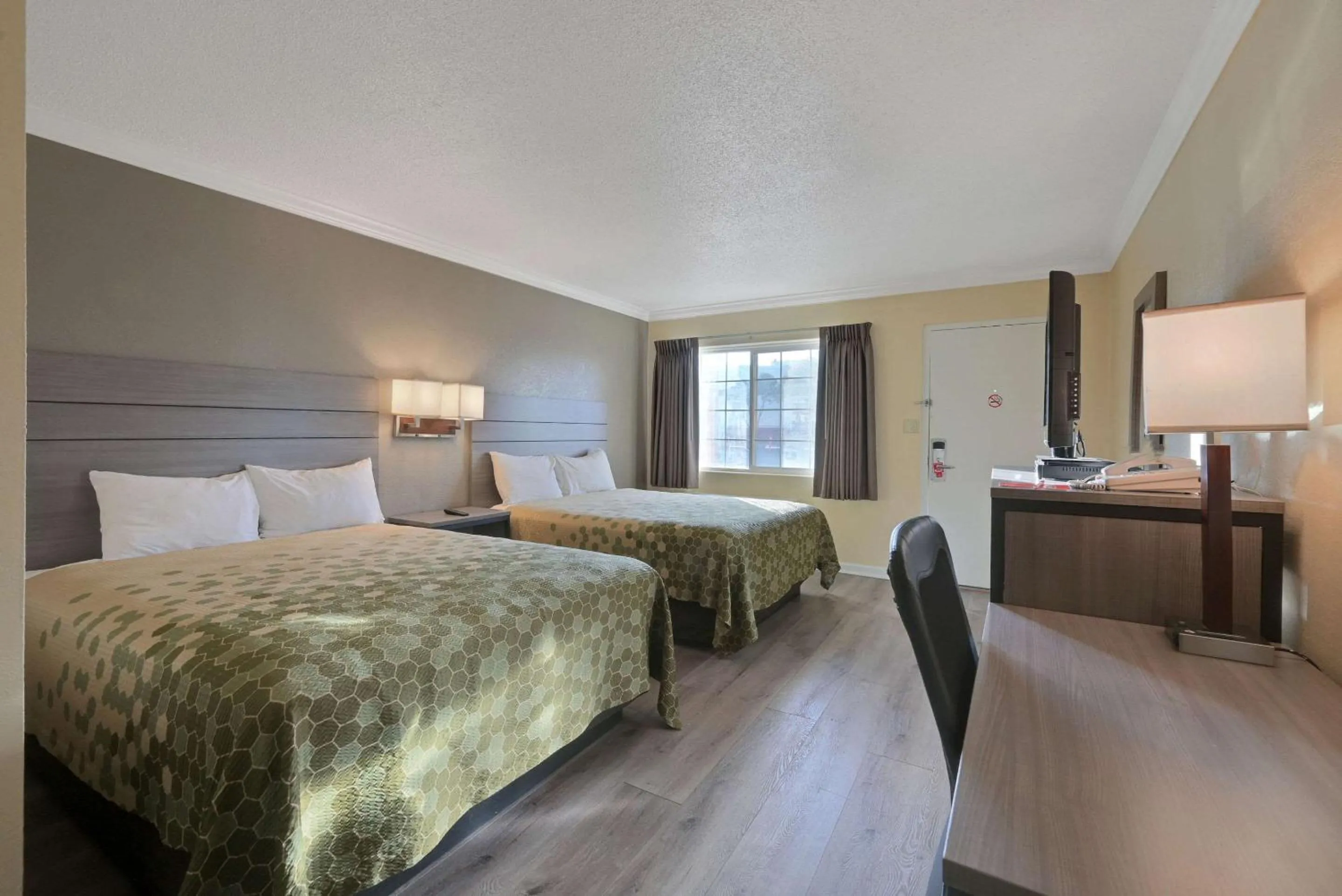 Bedroom, Bed in Econo Lodge Woodland near I-5