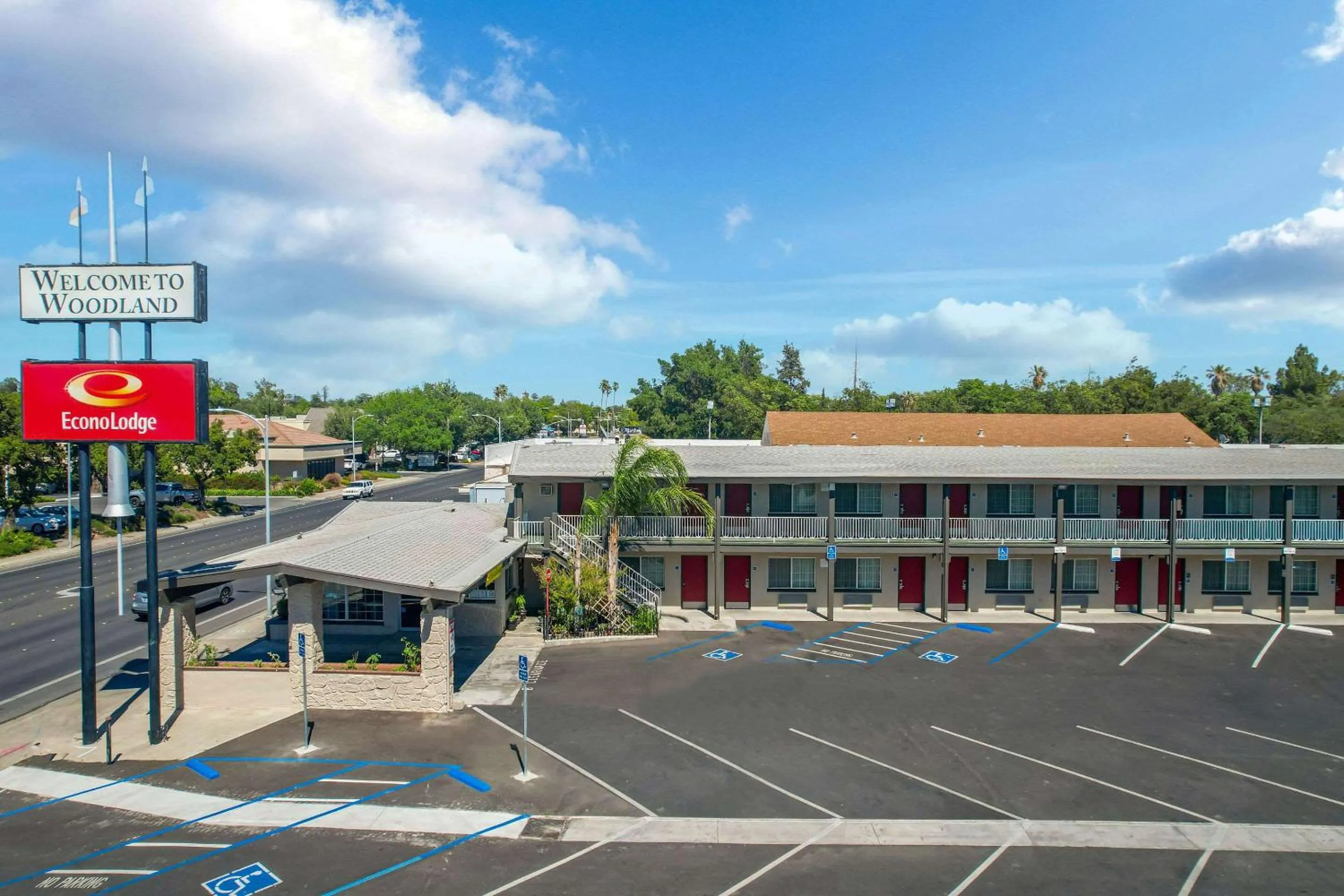 Property building in Econo Lodge Woodland near I-5