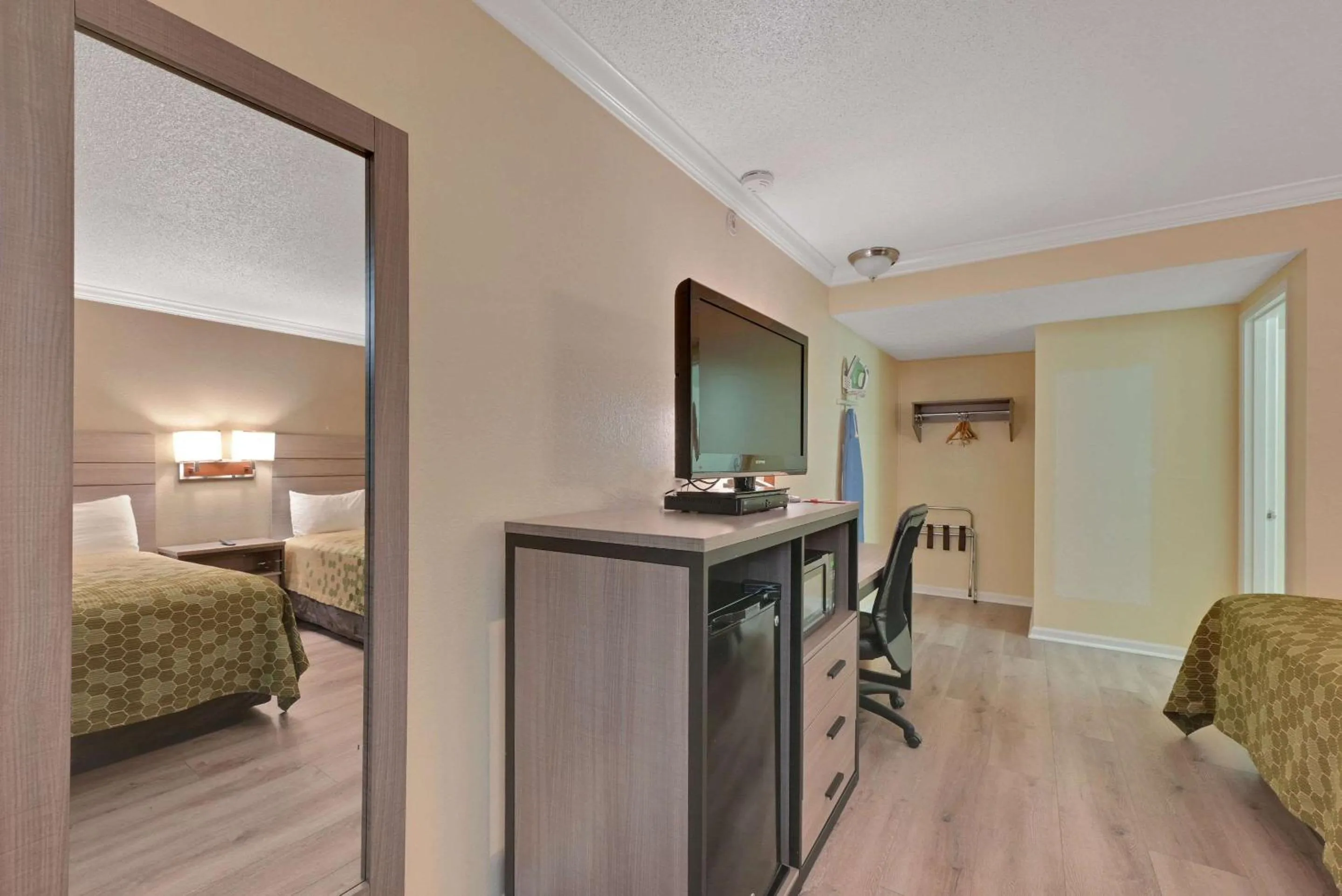 Bedroom, Bed in Econo Lodge Woodland near I-5