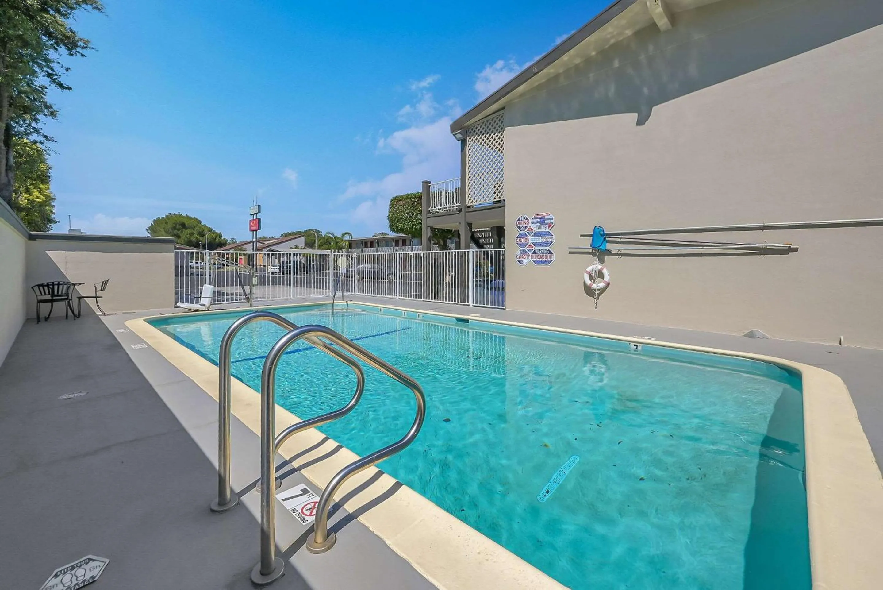 Swimming pool in Econo Lodge Woodland near I-5