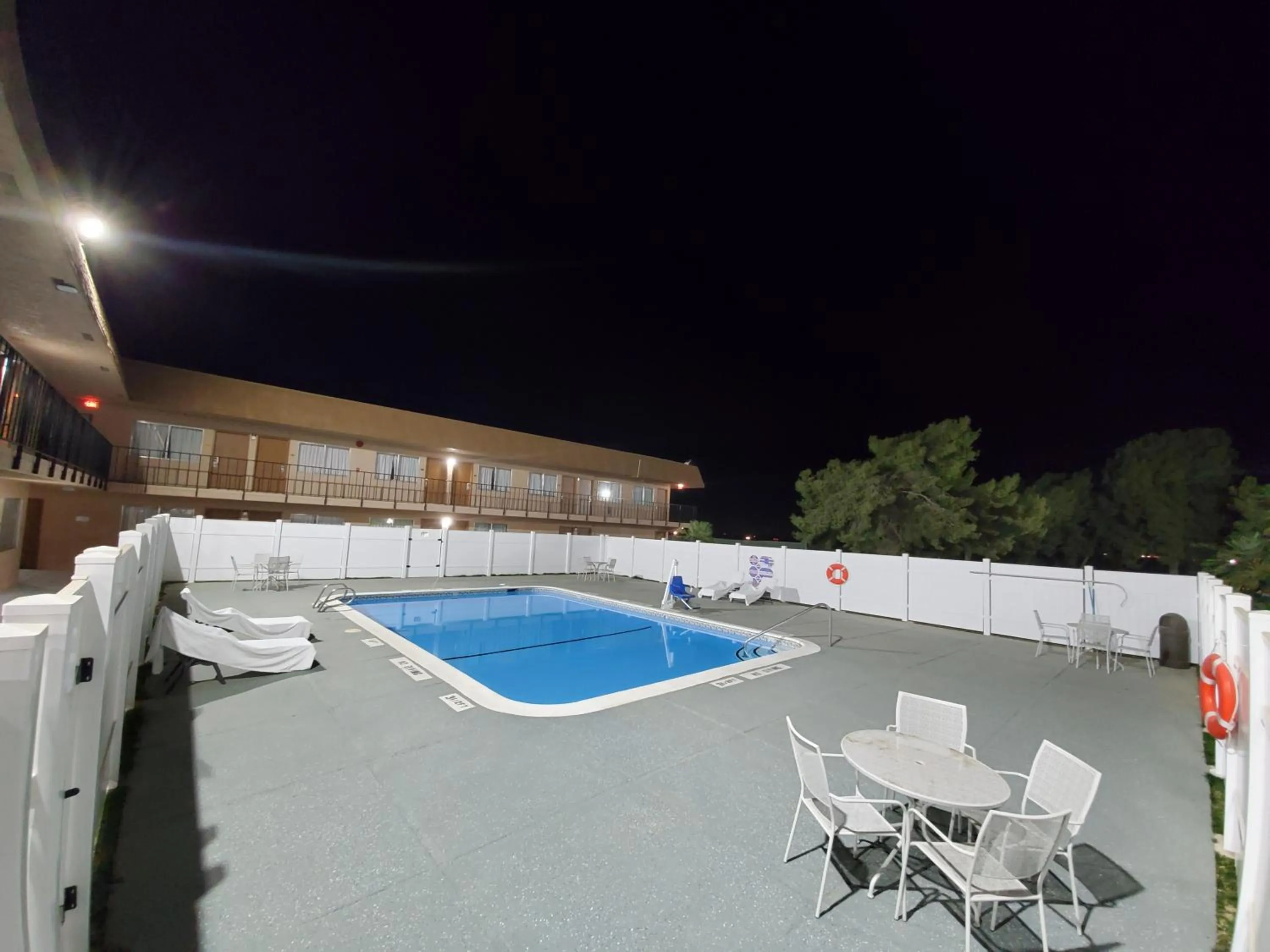 Swimming Pool in SureStay Hotel by Best Western Buttonwillow